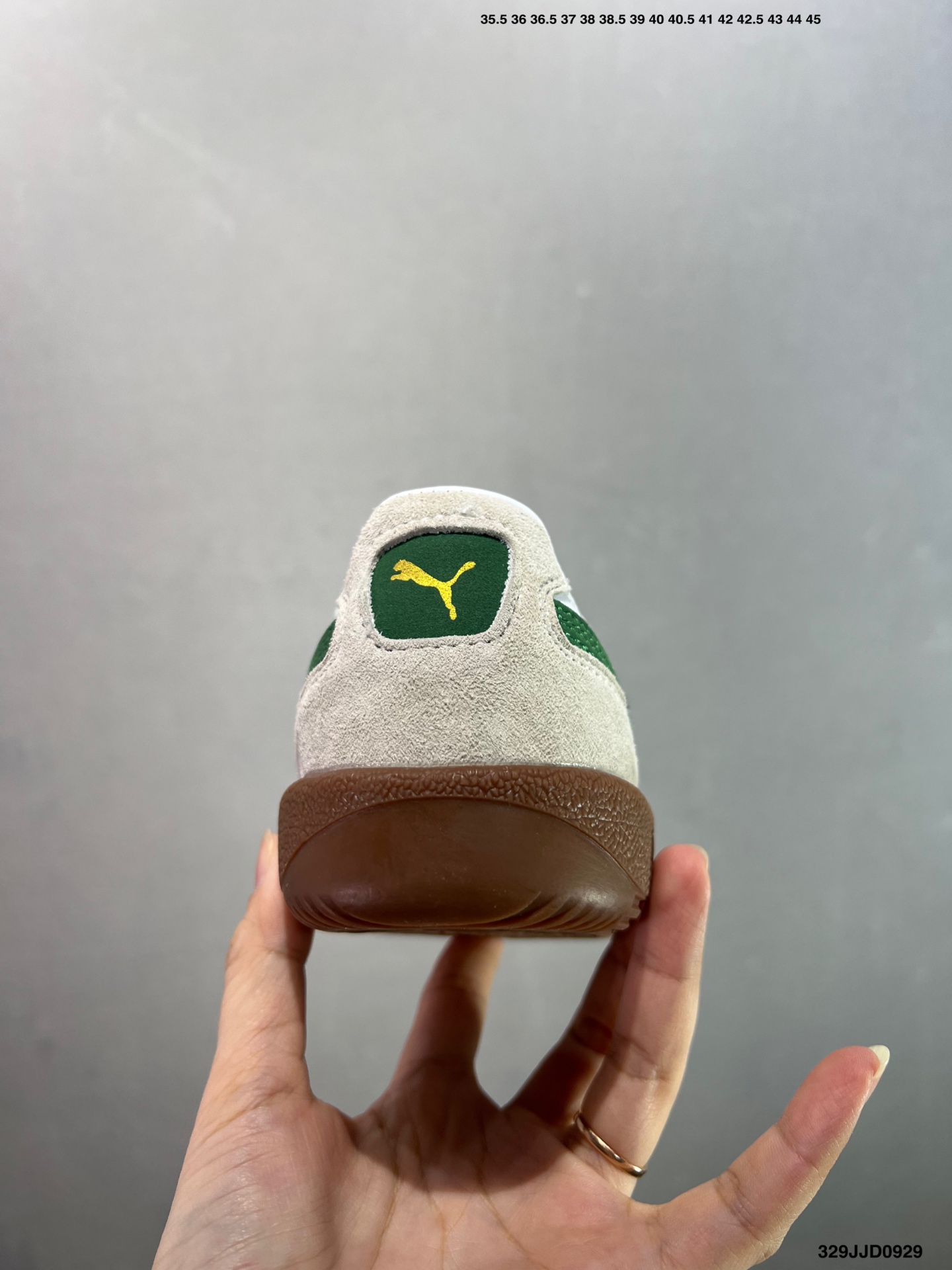 💰110
✅Puma Palermo 黑白
舒适百搭低帮德训板鞋
孔眼底座和脚趾凸起由绒面革材料制成
支持侧踏时的踏步工作
脚背和侧板采用尼龙网布
即使在健身房等使用环境中也能确保透气性
像吸盘一样的设计是为了提高体育馆表面的抓地力性能
货号:396463-10
尺码: 36 36.5 37.5 38 38.5 39 40 40.5 41 42 42.5 43 44 45
编码:329JJD0929