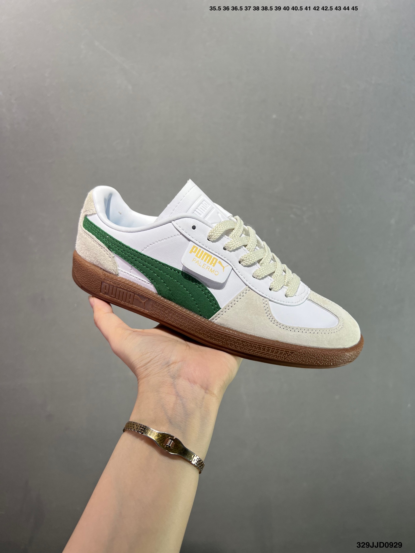 💰110
✅Puma Palermo 黑白
舒适百搭低帮德训板鞋
孔眼底座和脚趾凸起由绒面革材料制成
支持侧踏时的踏步工作
脚背和侧板采用尼龙网布
即使在健身房等使用环境中也能确保透气性
像吸盘一样的设计是为了提高体育馆表面的抓地力性能
货号:396463-10
尺码: 36 36.5 37.5 38 38.5 39 40 40.5 41 42 42.5 43 44 45
编码:329JJD0929