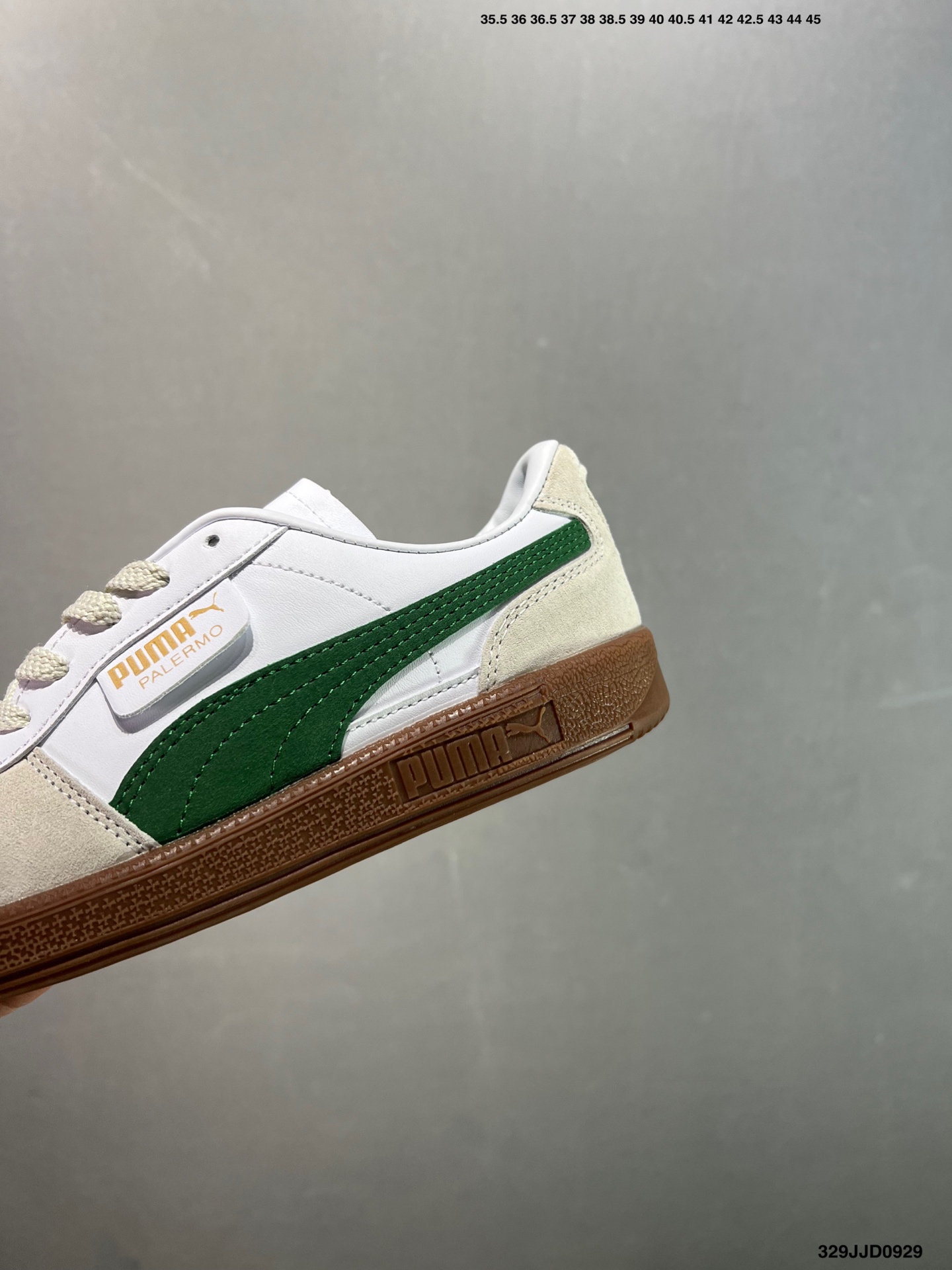 💰110
✅Puma Palermo 黑白
舒适百搭低帮德训板鞋
孔眼底座和脚趾凸起由绒面革材料制成
支持侧踏时的踏步工作
脚背和侧板采用尼龙网布
即使在健身房等使用环境中也能确保透气性
像吸盘一样的设计是为了提高体育馆表面的抓地力性能
货号:396463-10
尺码: 36 36.5 37.5 38 38.5 39 40 40.5 41 42 42.5 43 44 45
编码:329JJD0929