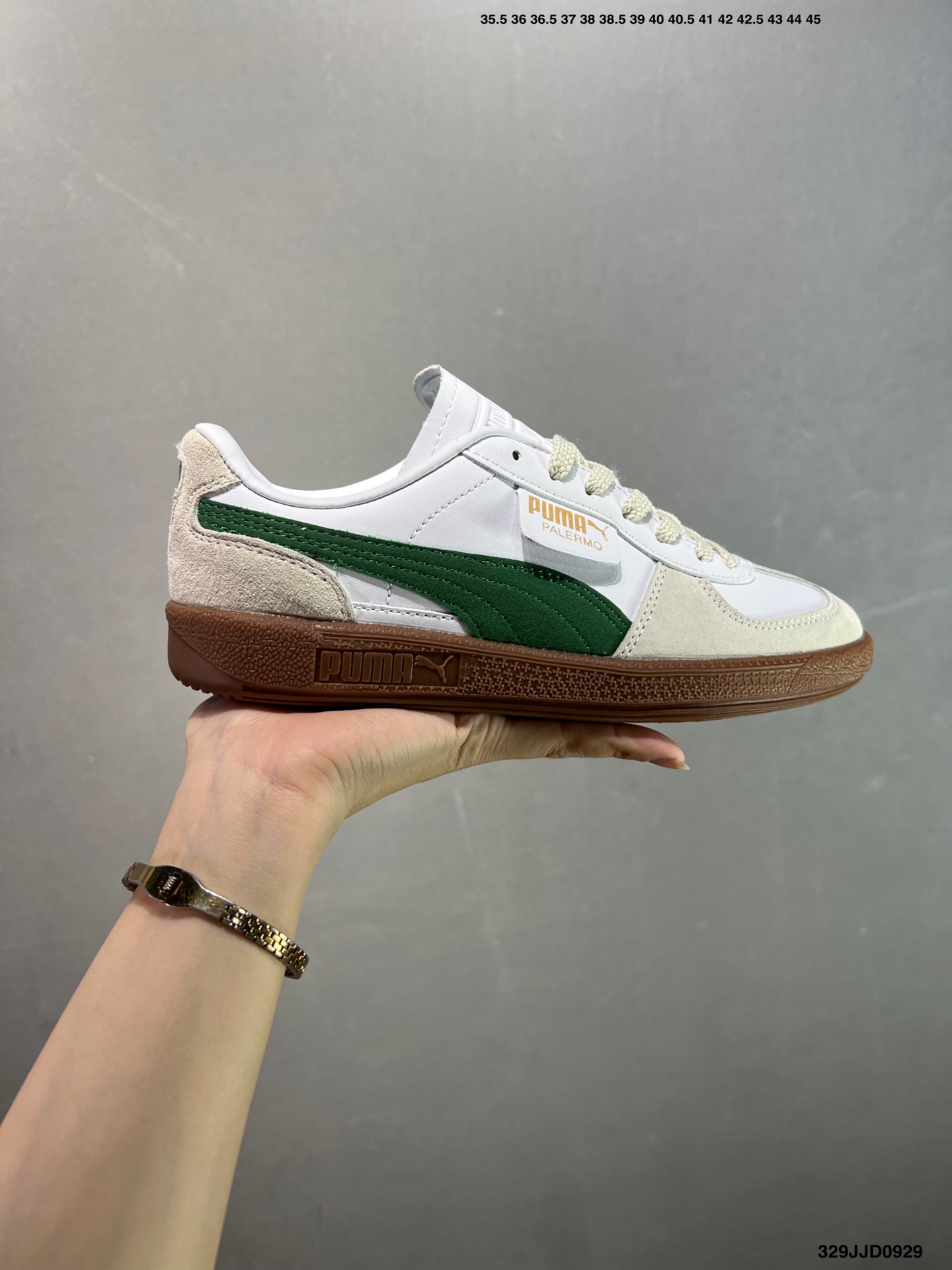 💰110
✅Puma Palermo 黑白
舒适百搭低帮德训板鞋
孔眼底座和脚趾凸起由绒面革材料制成 
支持侧踏时的踏步工作 
脚背和侧板采用尼龙网布 
即使在健身房等使用环境中也能确保透气性 
像吸盘一样的设计是为了提高体育馆表面的抓地力性能
货号：396463-10
尺码: 36 36.5 37.5 38 38.5 39 40 40.5 41 42 42.5 43 44 45
编码：329JJD0929