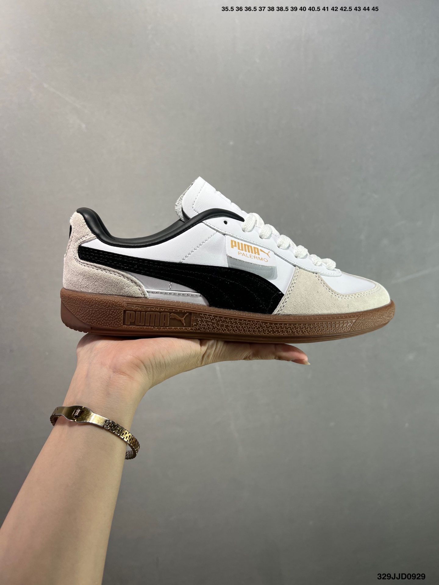💰110
✅Puma Palermo 黑白
舒适百搭低帮德训板鞋
孔眼底座和脚趾凸起由绒面革材料制成 
支持侧踏时的踏步工作 
脚背和侧板采用尼龙网布 
即使在健身房等使用环境中也能确保透气性 
像吸盘一样的设计是为了提高体育馆表面的抓地力性能
货号：396463-10
尺码: 36 36.5 37.5 38 38.5 39 40 40.5 41 42 42.5 43 44 45
编码：329JJD0929