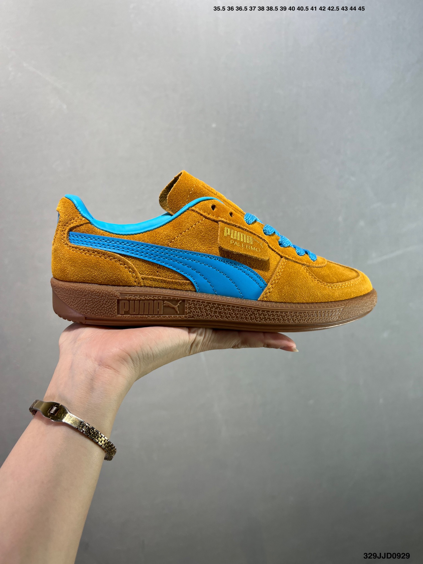 💰110
✅Puma Palermo 黑白
舒适百搭低帮德训板鞋
孔眼底座和脚趾凸起由绒面革材料制成 
支持侧踏时的踏步工作 
脚背和侧板采用尼龙网布 
即使在健身房等使用环境中也能确保透气性 
像吸盘一样的设计是为了提高体育馆表面的抓地力性能
货号：396463-10
尺码: 36 36.5 37.5 38 38.5 39 40 40.5 41 42 42.5 43 44 45
编码：329JJD0929