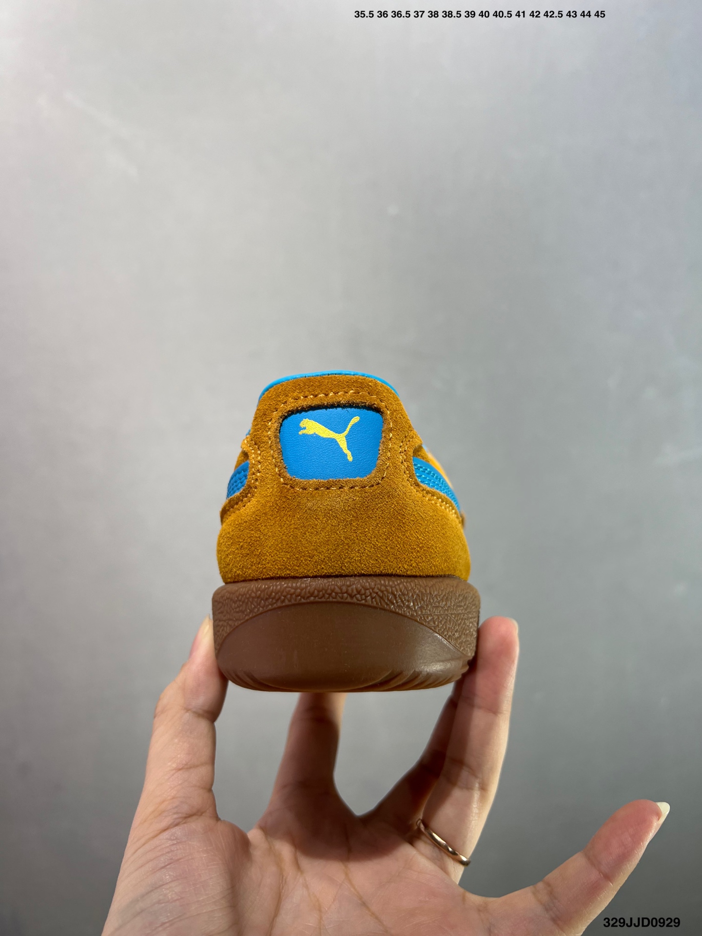 💰110
✅Puma Palermo 黑白
舒适百搭低帮德训板鞋
孔眼底座和脚趾凸起由绒面革材料制成
支持侧踏时的踏步工作
脚背和侧板采用尼龙网布
即使在健身房等使用环境中也能确保透气性
像吸盘一样的设计是为了提高体育馆表面的抓地力性能
货号:396463-10
尺码: 36 36.5 37.5 38 38.5 39 40 40.5 41 42 42.5 43 44 45
编码:329JJD0929