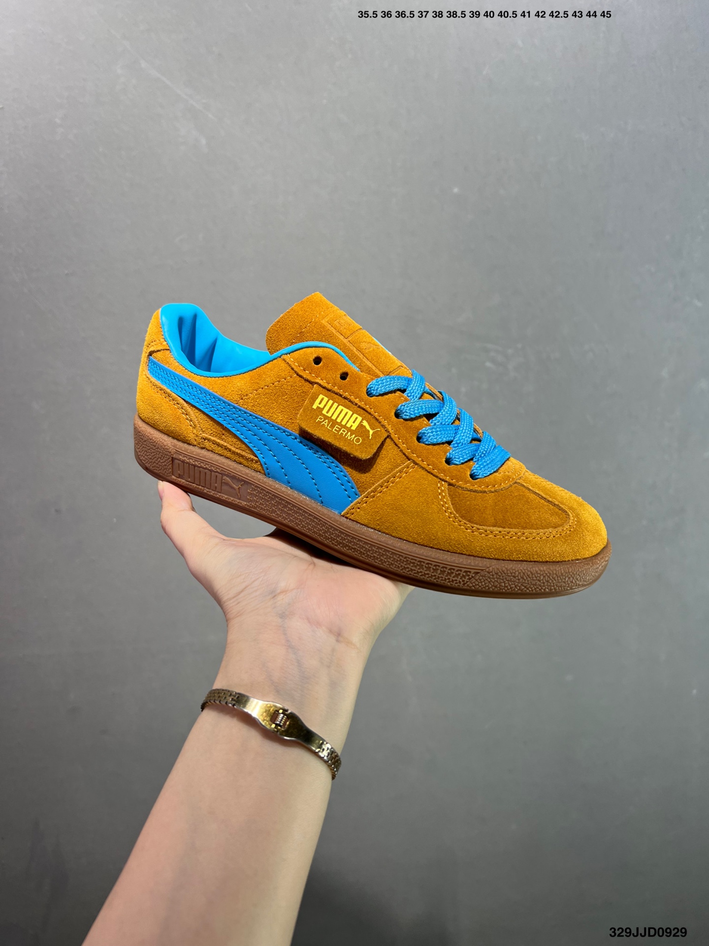 💰110
✅Puma Palermo 黑白
舒适百搭低帮德训板鞋
孔眼底座和脚趾凸起由绒面革材料制成
支持侧踏时的踏步工作
脚背和侧板采用尼龙网布
即使在健身房等使用环境中也能确保透气性
像吸盘一样的设计是为了提高体育馆表面的抓地力性能
货号:396463-10
尺码: 36 36.5 37.5 38 38.5 39 40 40.5 41 42 42.5 43 44 45
编码:329JJD0929