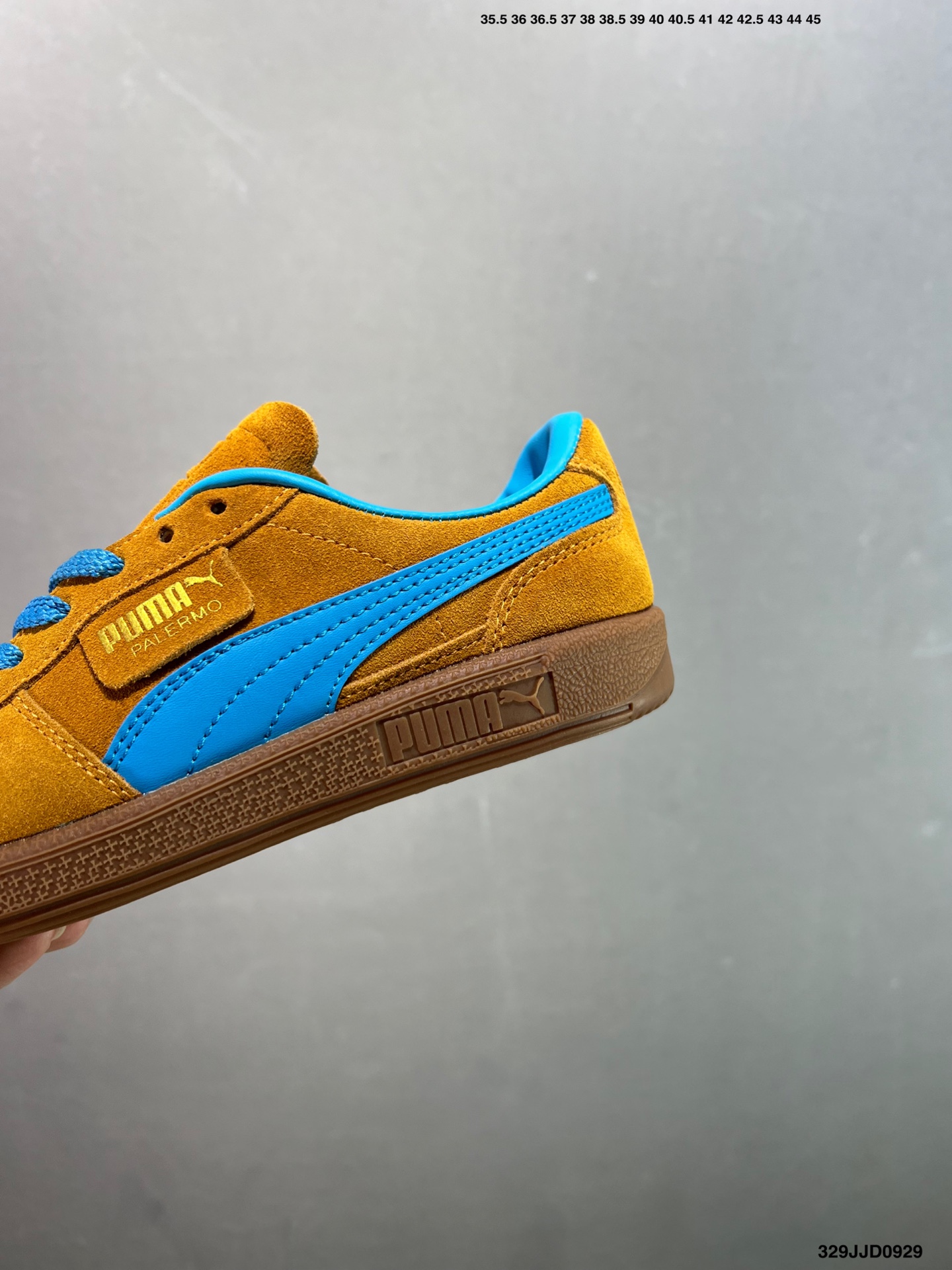 💰110
✅Puma Palermo 黑白
舒适百搭低帮德训板鞋
孔眼底座和脚趾凸起由绒面革材料制成
支持侧踏时的踏步工作
脚背和侧板采用尼龙网布
即使在健身房等使用环境中也能确保透气性
像吸盘一样的设计是为了提高体育馆表面的抓地力性能
货号:396463-10
尺码: 36 36.5 37.5 38 38.5 39 40 40.5 41 42 42.5 43 44 45
编码:329JJD0929