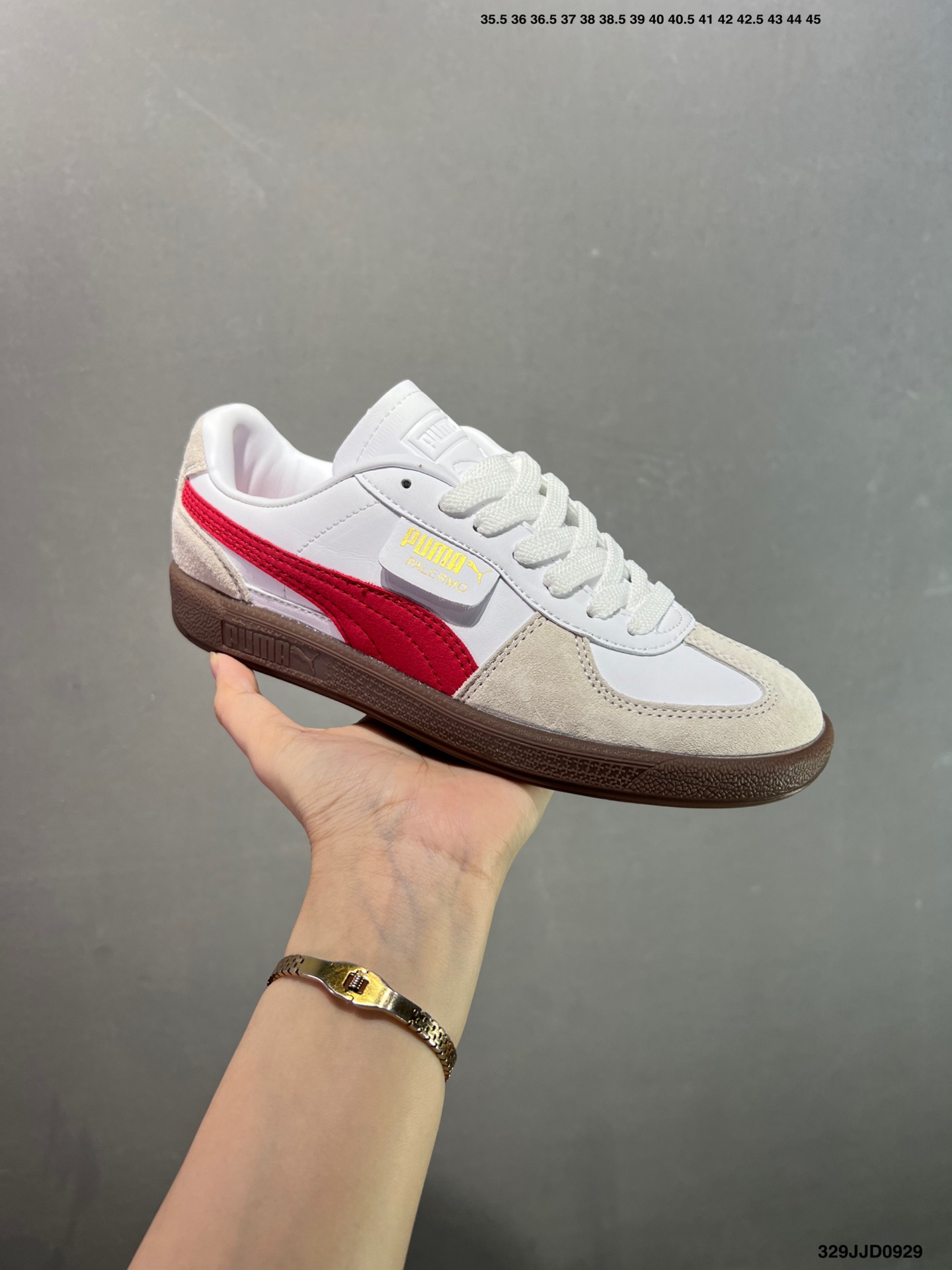 💰110
✅Puma Palermo 黑白
舒适百搭低帮德训板鞋
孔眼底座和脚趾凸起由绒面革材料制成
支持侧踏时的踏步工作
脚背和侧板采用尼龙网布
即使在健身房等使用环境中也能确保透气性
像吸盘一样的设计是为了提高体育馆表面的抓地力性能
货号:396463-10
尺码: 36 36.5 37.5 38 38.5 39 40 40.5 41 42 42.5 43 44 45
编码:329JJD0929