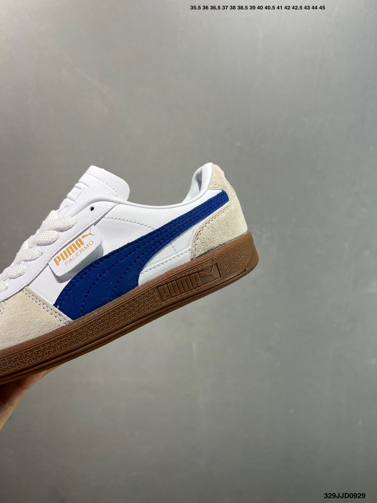 💰110
✅Puma Palermo 黑白
舒适百搭低帮德训板鞋
孔眼底座和脚趾凸起由绒面革材料制成
支持侧踏时的踏步工作
脚背和侧板采用尼龙网布
即使在健身房等使用环境中也能确保透气性
像吸盘一样的设计是为了提高体育馆表面的抓地力性能
货号:396463-10
尺码: 36 36.5 37.5 38 38.5 39 40 40.5 41 42 42.5 43 44 45
编码:329JJD0929