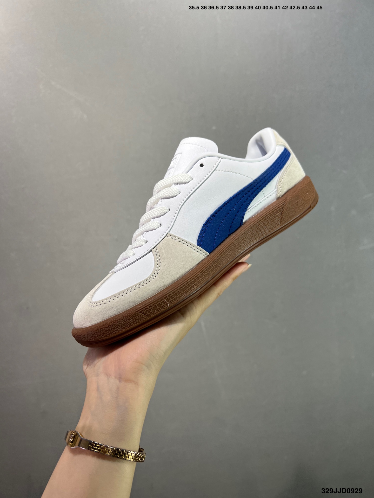 💰110
✅Puma Palermo 黑白
舒适百搭低帮德训板鞋
孔眼底座和脚趾凸起由绒面革材料制成
支持侧踏时的踏步工作
脚背和侧板采用尼龙网布
即使在健身房等使用环境中也能确保透气性
像吸盘一样的设计是为了提高体育馆表面的抓地力性能
货号:396463-10
尺码: 36 36.5 37.5 38 38.5 39 40 40.5 41 42 42.5 43 44 45
编码:329JJD0929