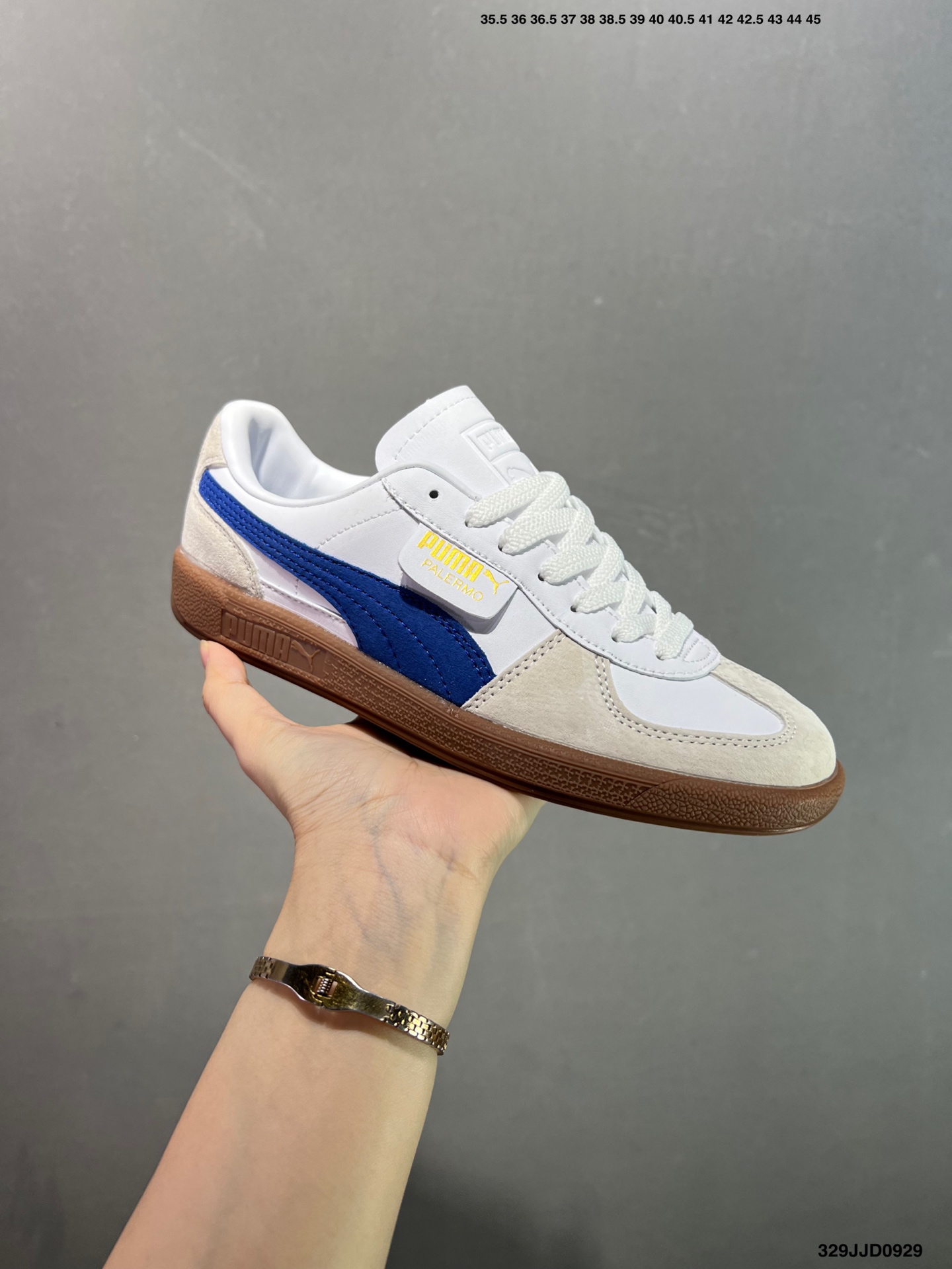 💰110
✅Puma Palermo 黑白
舒适百搭低帮德训板鞋
孔眼底座和脚趾凸起由绒面革材料制成
支持侧踏时的踏步工作
脚背和侧板采用尼龙网布
即使在健身房等使用环境中也能确保透气性
像吸盘一样的设计是为了提高体育馆表面的抓地力性能
货号:396463-10
尺码: 36 36.5 37.5 38 38.5 39 40 40.5 41 42 42.5 43 44 45
编码:329JJD0929