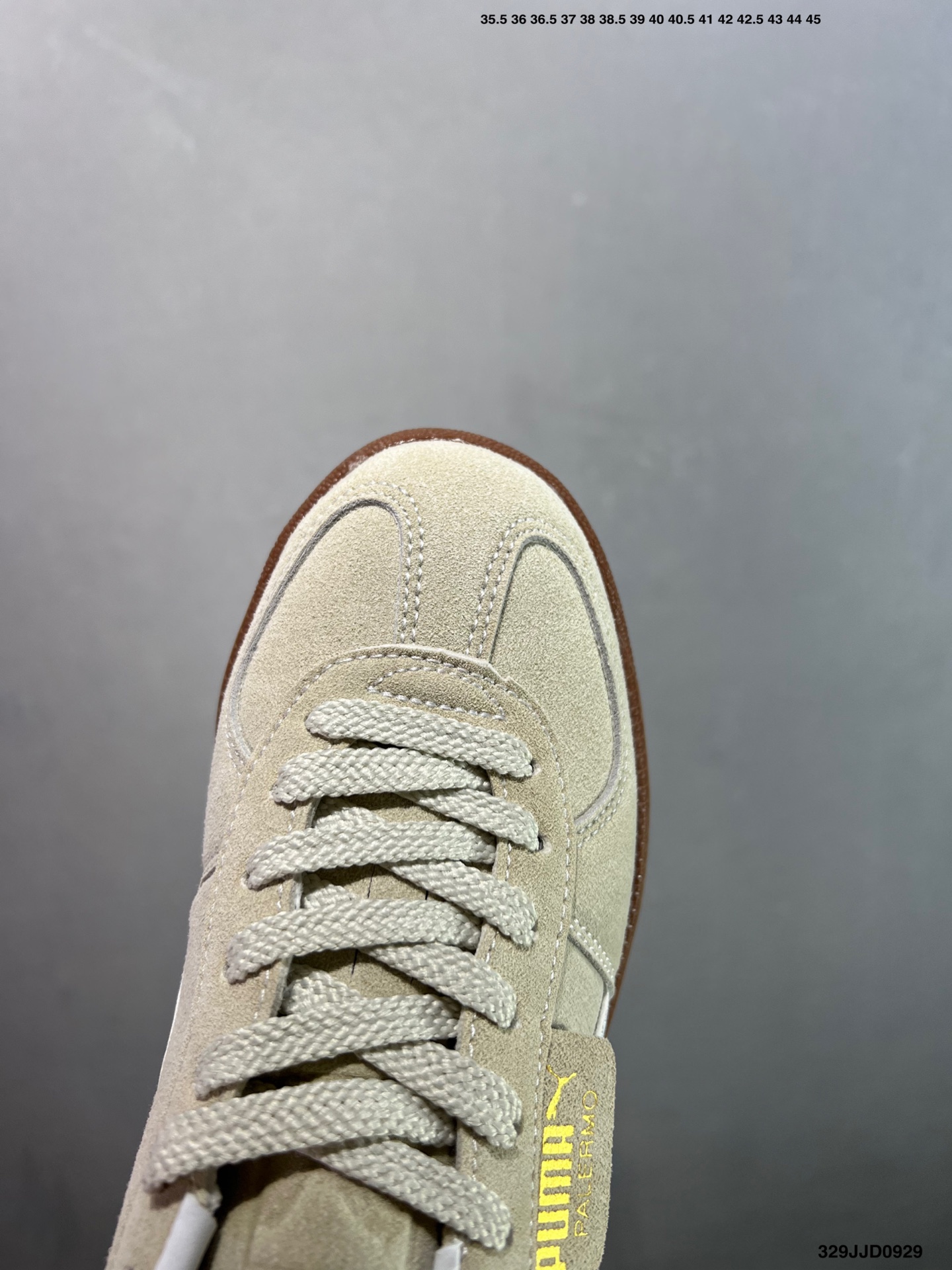 💰110
✅Puma Palermo 黑白
舒适百搭低帮德训板鞋
孔眼底座和脚趾凸起由绒面革材料制成
支持侧踏时的踏步工作
脚背和侧板采用尼龙网布
即使在健身房等使用环境中也能确保透气性
像吸盘一样的设计是为了提高体育馆表面的抓地力性能
货号:396463-10
尺码: 36 36.5 37.5 38 38.5 39 40 40.5 41 42 42.5 43 44 45
编码:329JJD0929