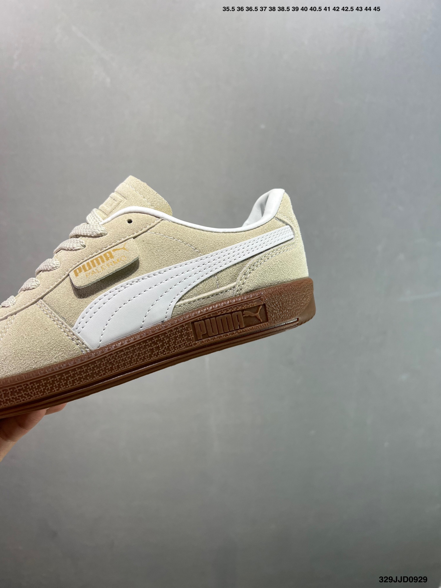 💰110
✅Puma Palermo 黑白
舒适百搭低帮德训板鞋
孔眼底座和脚趾凸起由绒面革材料制成
支持侧踏时的踏步工作
脚背和侧板采用尼龙网布
即使在健身房等使用环境中也能确保透气性
像吸盘一样的设计是为了提高体育馆表面的抓地力性能
货号:396463-10
尺码: 36 36.5 37.5 38 38.5 39 40 40.5 41 42 42.5 43 44 45
编码:329JJD0929