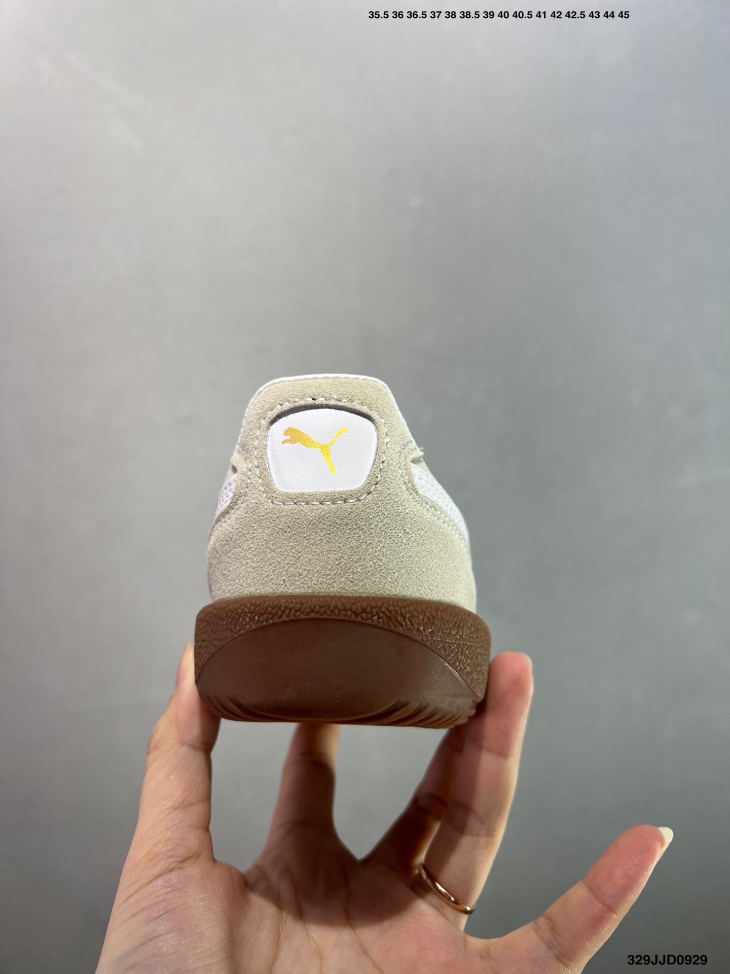 💰110
✅Puma Palermo 黑白
舒适百搭低帮德训板鞋
孔眼底座和脚趾凸起由绒面革材料制成
支持侧踏时的踏步工作
脚背和侧板采用尼龙网布
即使在健身房等使用环境中也能确保透气性
像吸盘一样的设计是为了提高体育馆表面的抓地力性能
货号:396463-10
尺码: 36 36.5 37.5 38 38.5 39 40 40.5 41 42 42.5 43 44 45
编码:329JJD0929