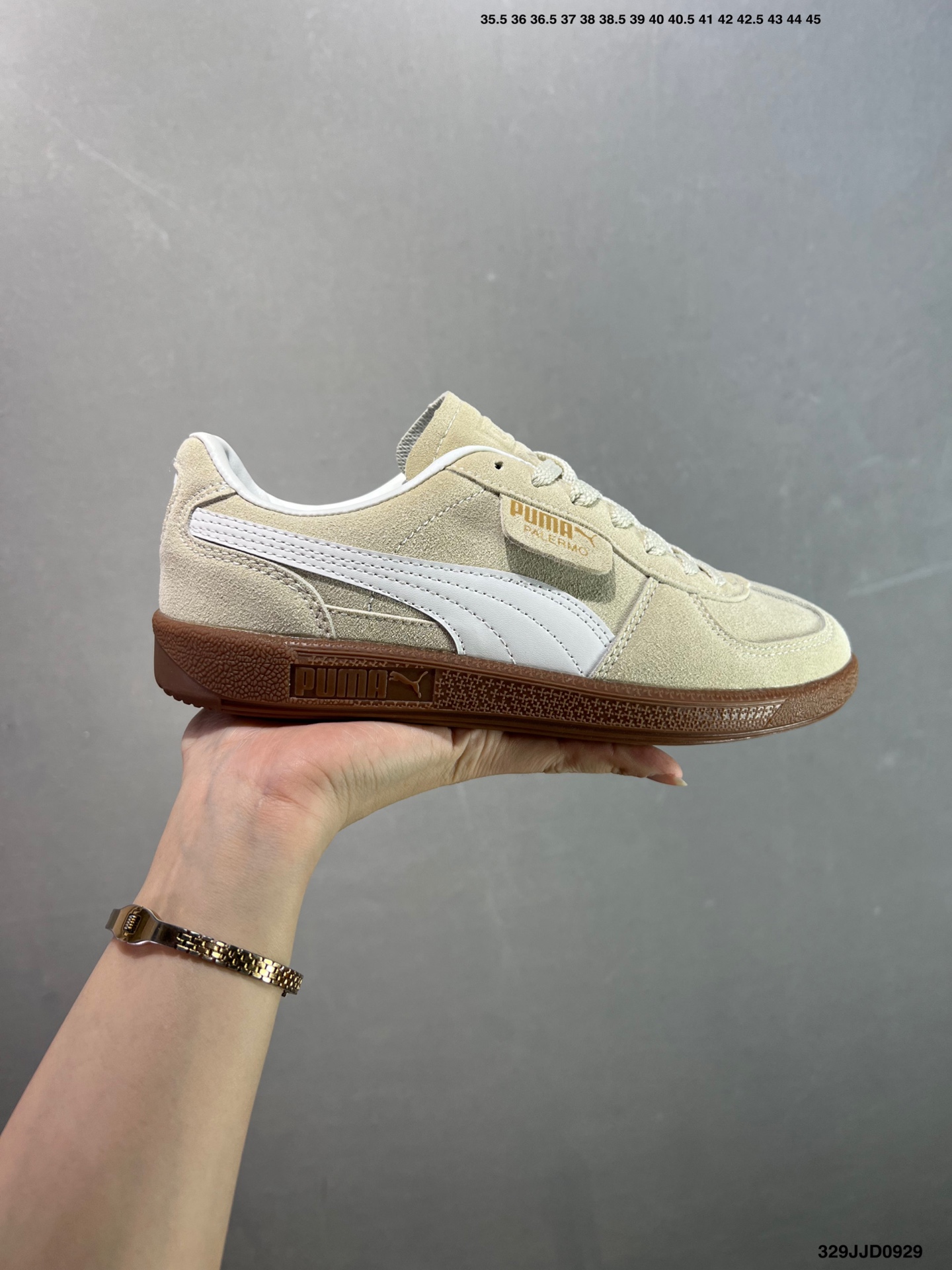 💰110
✅Puma Palermo 黑白
舒适百搭低帮德训板鞋
孔眼底座和脚趾凸起由绒面革材料制成 
支持侧踏时的踏步工作 
脚背和侧板采用尼龙网布 
即使在健身房等使用环境中也能确保透气性 
像吸盘一样的设计是为了提高体育馆表面的抓地力性能
货号：396463-10
尺码: 36 36.5 37.5 38 38.5 39 40 40.5 41 42 42.5 43 44 45
编码：329JJD0929