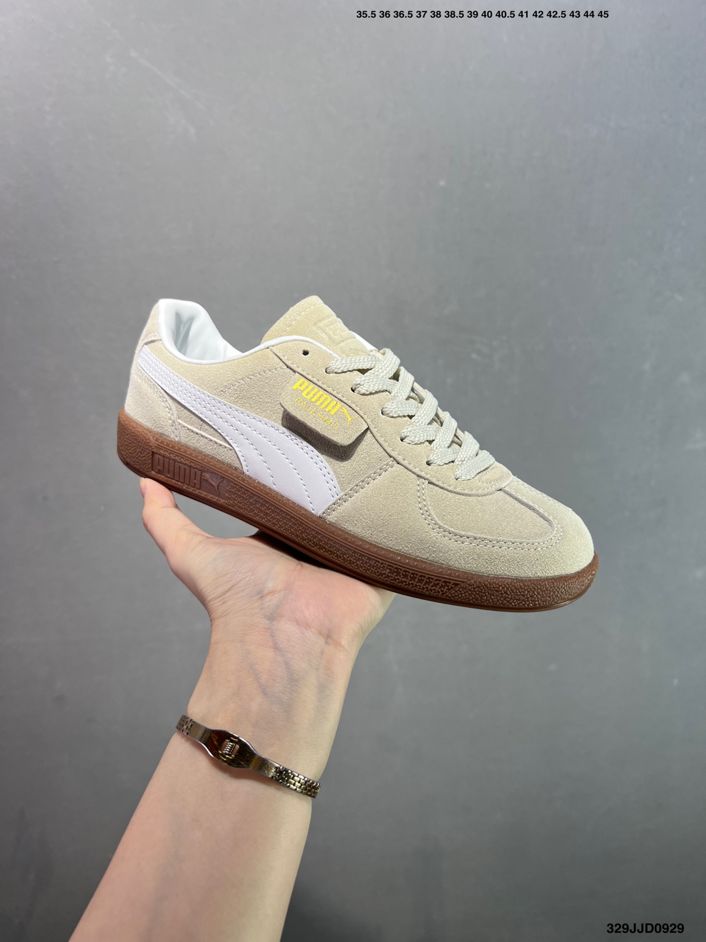 💰110
✅Puma Palermo 黑白
舒适百搭低帮德训板鞋
孔眼底座和脚趾凸起由绒面革材料制成
支持侧踏时的踏步工作
脚背和侧板采用尼龙网布
即使在健身房等使用环境中也能确保透气性
像吸盘一样的设计是为了提高体育馆表面的抓地力性能
货号:396463-10
尺码: 36 36.5 37.5 38 38.5 39 40 40.5 41 42 42.5 43 44 45
编码:329JJD0929