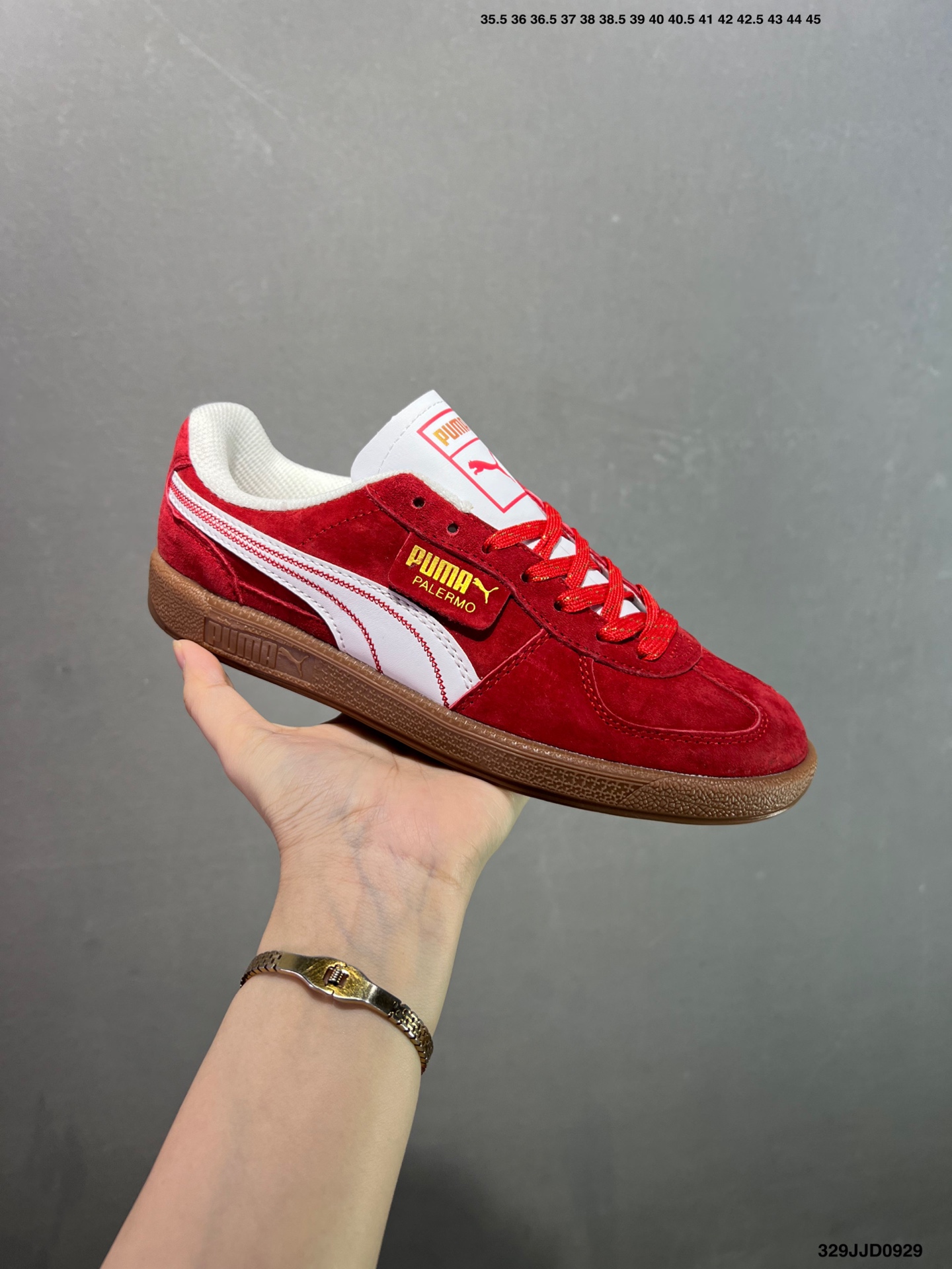 🈴️💰110
✅Puma Palermo 黑白
舒适百搭低帮德训板鞋
孔眼底座和脚趾凸起由绒面革材料制成 
支持侧踏时的踏步工作 
脚背和侧板采用尼龙网布 
即使在健身房等使用环境中也能确保透气性 
像吸盘一样的设计是为了提高体育馆表面的抓地力性能
货号：396463-10
尺码: 36 36.5 37.5 38 38.5 39 40 40.5 41 42 42.5 43 44 45
编码：329JJD0929