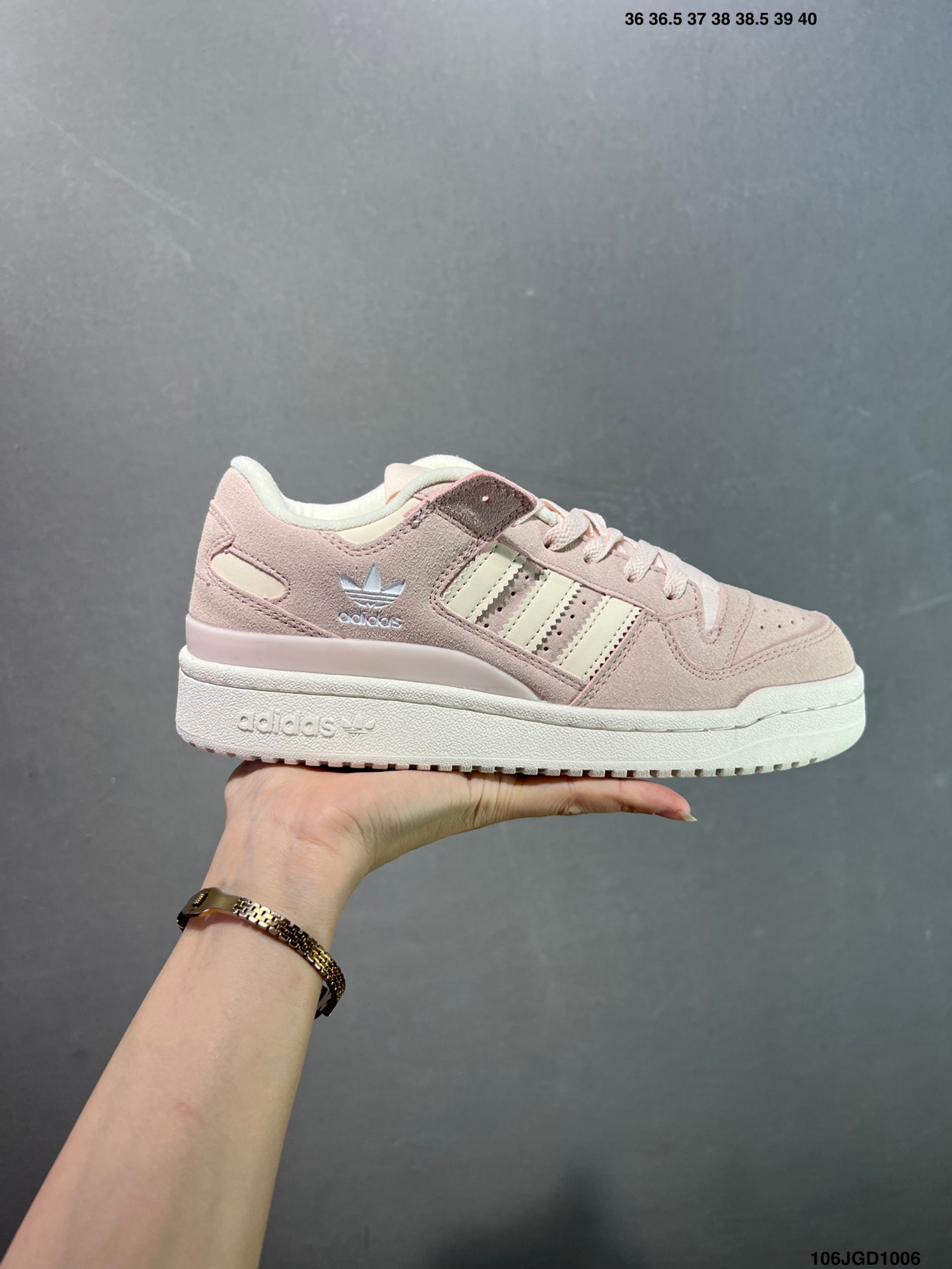 💰120 ✅AD Forum Low OG 低帮百搭潮流休闲运动板鞋 以复古篮球鞋的外形为基础 采用皮革拼接 简约百搭 更加贴合舒适 中底内侧网格造型起到点睛之笔 外底橡胶 更显复古 SIZE:36 36.5 37.5 38 38.5 39 40 40.5 41 42 42.5 43 44 44.5 45 编码:106JGD1006