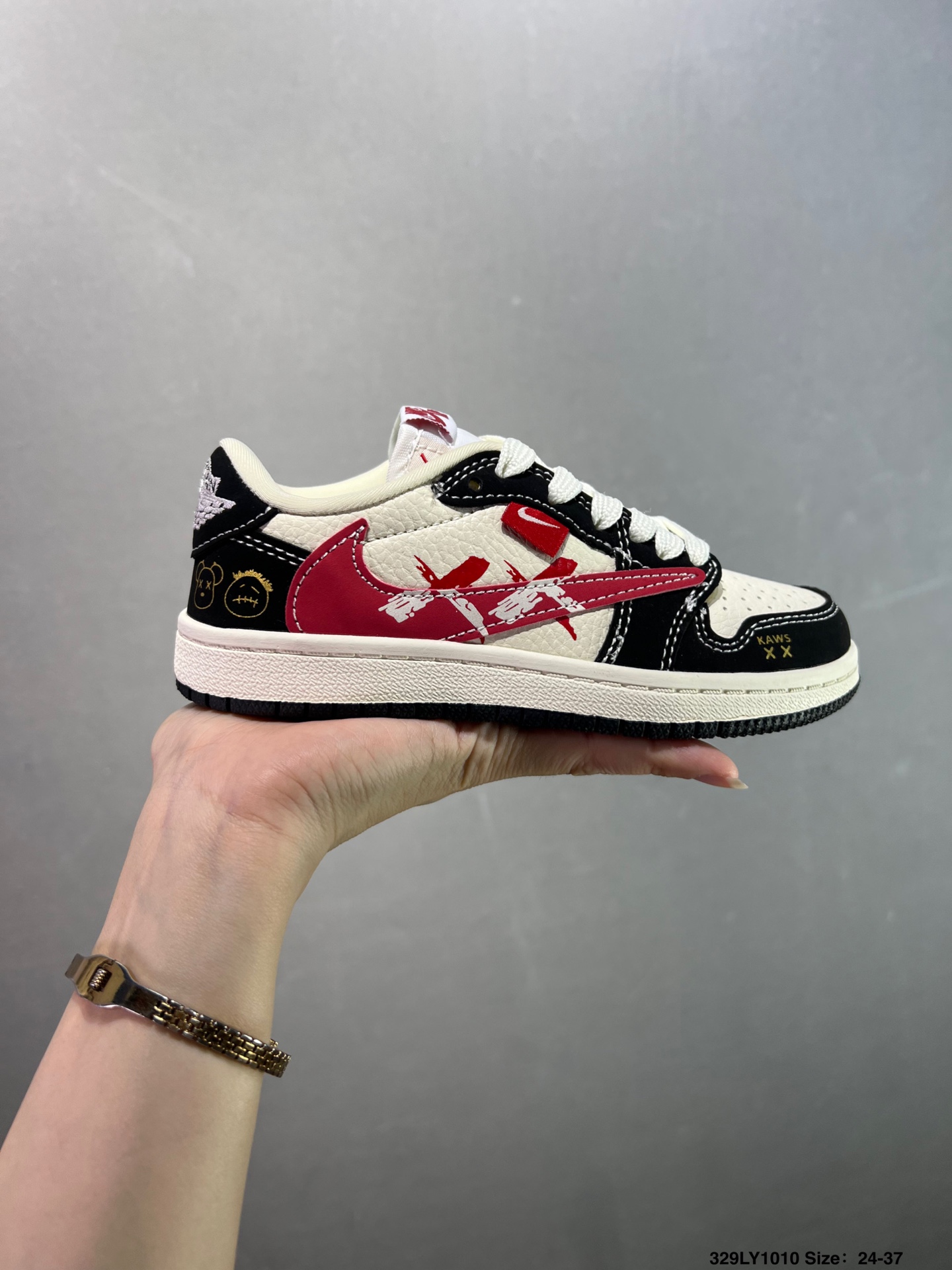 童鞋✅Travis Scott x Fragment Design x Air Jordan 1 Low OG SP 乔1 克罗心联名 深军绿 低帮文化休闲板鞋 XS2024-029 #多方联名合作融合了Travis Scott 独特的音乐风格,藤原浩个性的设计风格以及Jordan品牌的经典元素 使其成为一双具有独特身份和价值的鞋子 清新而立体的外观加上联名标识更突出了其独特身份 这种配色方案显示出活力和时尚感 在视觉上引人注目 鞋身的质感和细腻的细节处理使其显得高端而格调十足 这款“倒钩”联名是设计与创意完美结合 融合多方的个性风格是一款备受瞩目的潮流鞋款 尺码:如图 ID:329LY1010