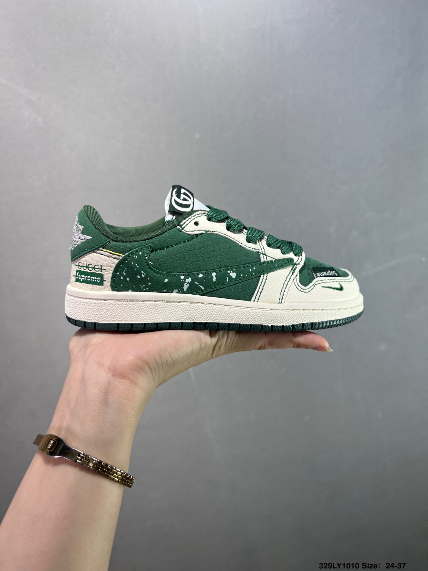 童鞋✅Travis Scott x Fragment Design x Air Jordan 1 Low OG SP 乔1 克罗心联名 深军绿 低帮文化休闲板鞋 XS2024-029 #多方联名合作融合了Travis Scott 独特的音乐风格,藤原浩个性的设计风格以及Jordan品牌的经典元素 使其成为一双具有独特身份和价值的鞋子 清新而立体的外观加上联名标识更突出了其独特身份 这种配色方案显示出活力和时尚感 在视觉上引人注目 鞋身的质感和细腻的细节处理使其显得高端而格调十足 这款“倒钩”联名是设计与创意完美结合 融合多方的个性风格是一款备受瞩目的潮流鞋款 尺码:如图 ID:329LY1010