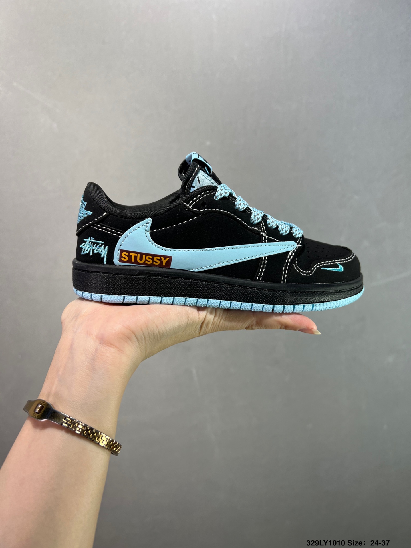 童鞋✅Travis Scott x Fragment Design x Air Jordan 1 Low OG SP 乔1 克罗心联名 深军绿 低帮文化休闲板鞋 XS2024-029 #多方联名合作融合了Travis Scott 独特的音乐风格,藤原浩个性的设计风格以及Jordan品牌的经典元素 使其成为一双具有独特身份和价值的鞋子 清新而立体的外观加上联名标识更突出了其独特身份 这种配色方案显示出活力和时尚感 在视觉上引人注目 鞋身的质感和细腻的细节处理使其显得高端而格调十足 这款“倒钩”联名是设计与创意完美结合 融合多方的个性风格是一款备受瞩目的潮流鞋款 尺码:如图 ID:329LY1010