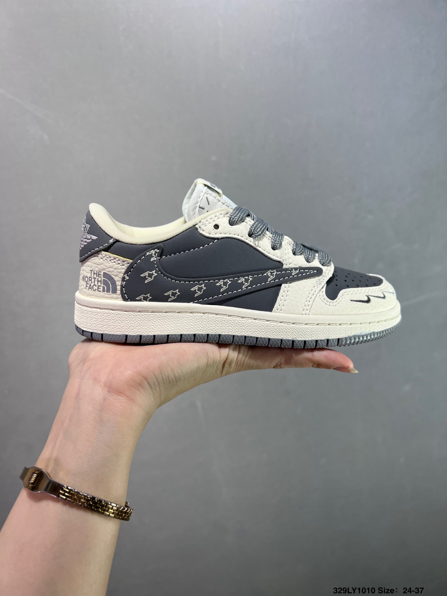 童鞋✅Travis Scott x Fragment Design x Air Jordan 1 Low OG SP 乔1 克罗心联名 深军绿 低帮文化休闲板鞋 XS2024-029 #多方联名合作融合了Travis Scott 独特的音乐风格,藤原浩个性的设计风格以及Jordan品牌的经典元素 使其成为一双具有独特身份和价值的鞋子 清新而立体的外观加上联名标识更突出了其独特身份 这种配色方案显示出活力和时尚感 在视觉上引人注目 鞋身的质感和细腻的细节处理使其显得高端而格调十足 这款“倒钩”联名是设计与创意完美结合 融合多方的个性风格是一款备受瞩目的潮流鞋款 尺码:如图 ID:329LY1010