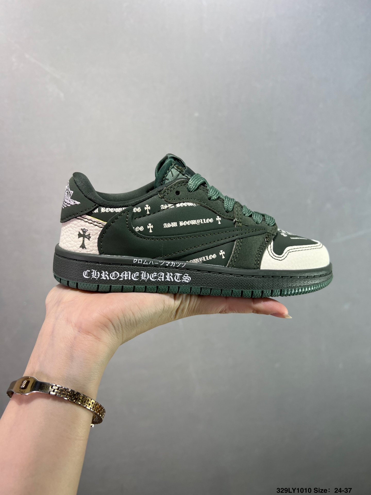 童鞋✅Travis Scott x Fragment Design x Air Jordan 1 Low OG SP 乔1 克罗心联名 深军绿 低帮文化休闲板鞋 XS2024-029 #多方联名合作融合了Travis Scott 独特的音乐风格,藤原浩个性的设计风格以及Jordan品牌的经典元素 使其成为一双具有独特身份和价值的鞋子 清新而立体的外观加上联名标识更突出了其独特身份 这种配色方案显示出活力和时尚感 在视觉上引人注目 鞋身的质感和细腻的细节处理使其显得高端而格调十足 这款“倒钩”联名是设计与创意完美结合 融合多方的个性风格是一款备受瞩目的潮流鞋款 尺码:如图 ID:329LY1010