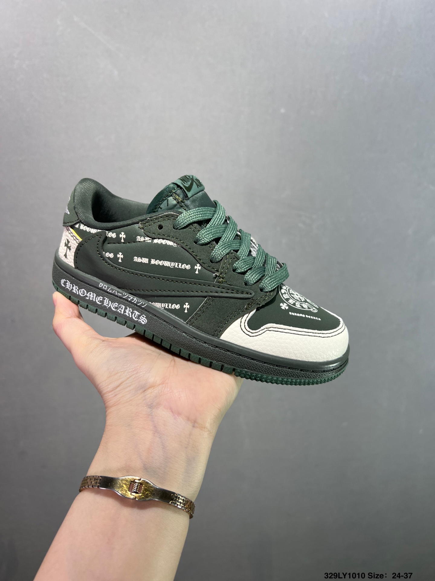 童鞋✅Travis Scott x Fragment Design x Air Jordan 1 Low OG SP 乔1 克罗心联名 深军绿 低帮文化休闲板鞋 XS2024-029 #多方联名合作融合了Travis Scott 独特的音乐风格,藤原浩个性的设计风格以及Jordan品牌的经典元素 使其成为一双具有独特身份和价值的鞋子 清新而立体的外观加上联名标识更突出了其独特身份 这种配色方案显示出活力和时尚感 在视觉上引人注目 鞋身的质感和细腻的细节处理使其显得高端而格调十足 这款“倒钩”联名是设计与创意完美结合 融合多方的个性风格是一款备受瞩目的潮流鞋款 尺码:如图 ID:329LY1010