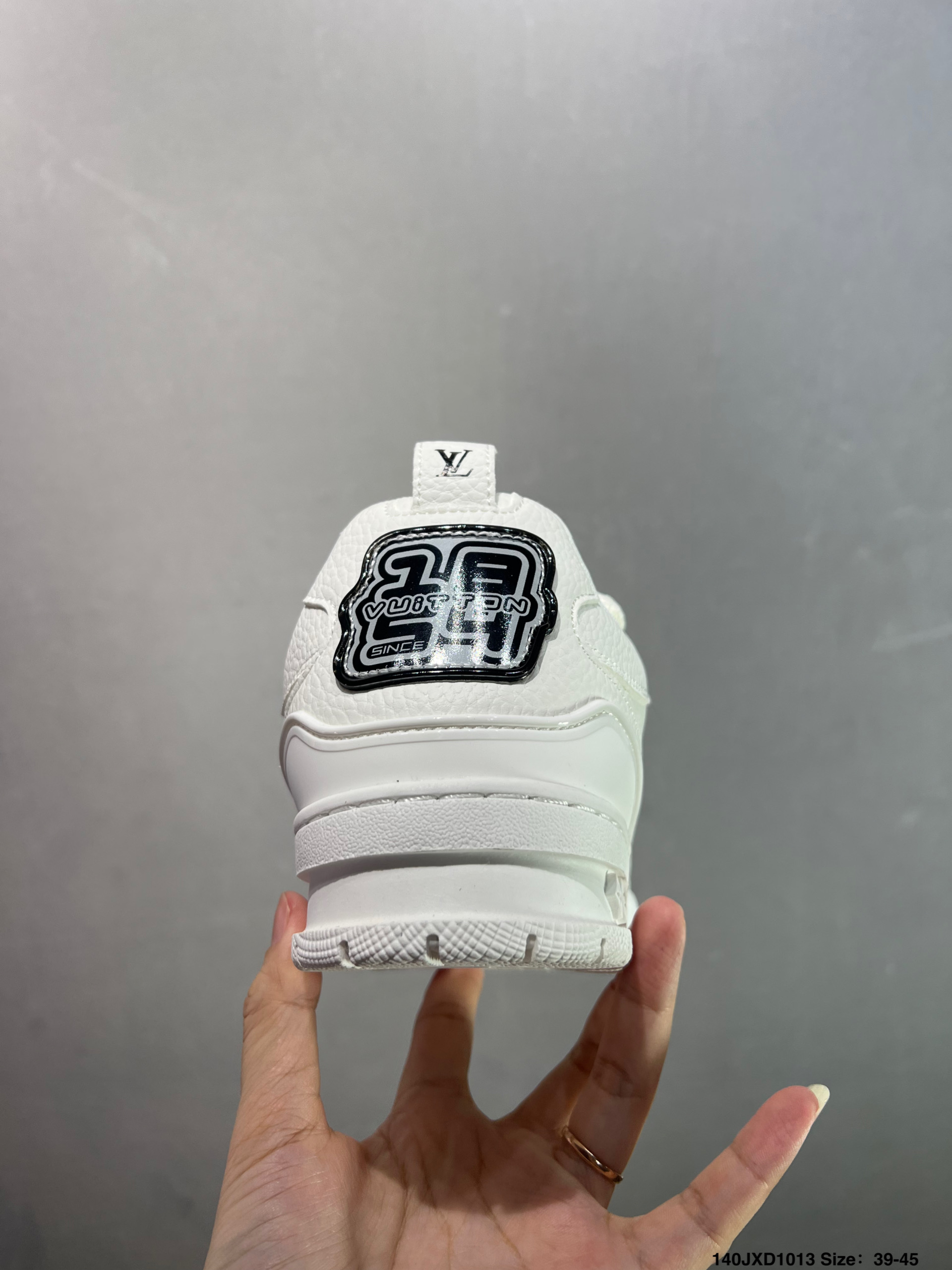 💰140
✅路易威登/Louis Vuitton  LV路易威登板鞋      
 
新款 LV Trainer最新配色运动鞋  L家 篮球鞋风格运动鞋   该鞋由艺术总监 VIRGIL ABLOH设计 垫脚聚米微料加透气英伦网布  细节原版一致 Size:36-45 如图 ID:140JXD1013