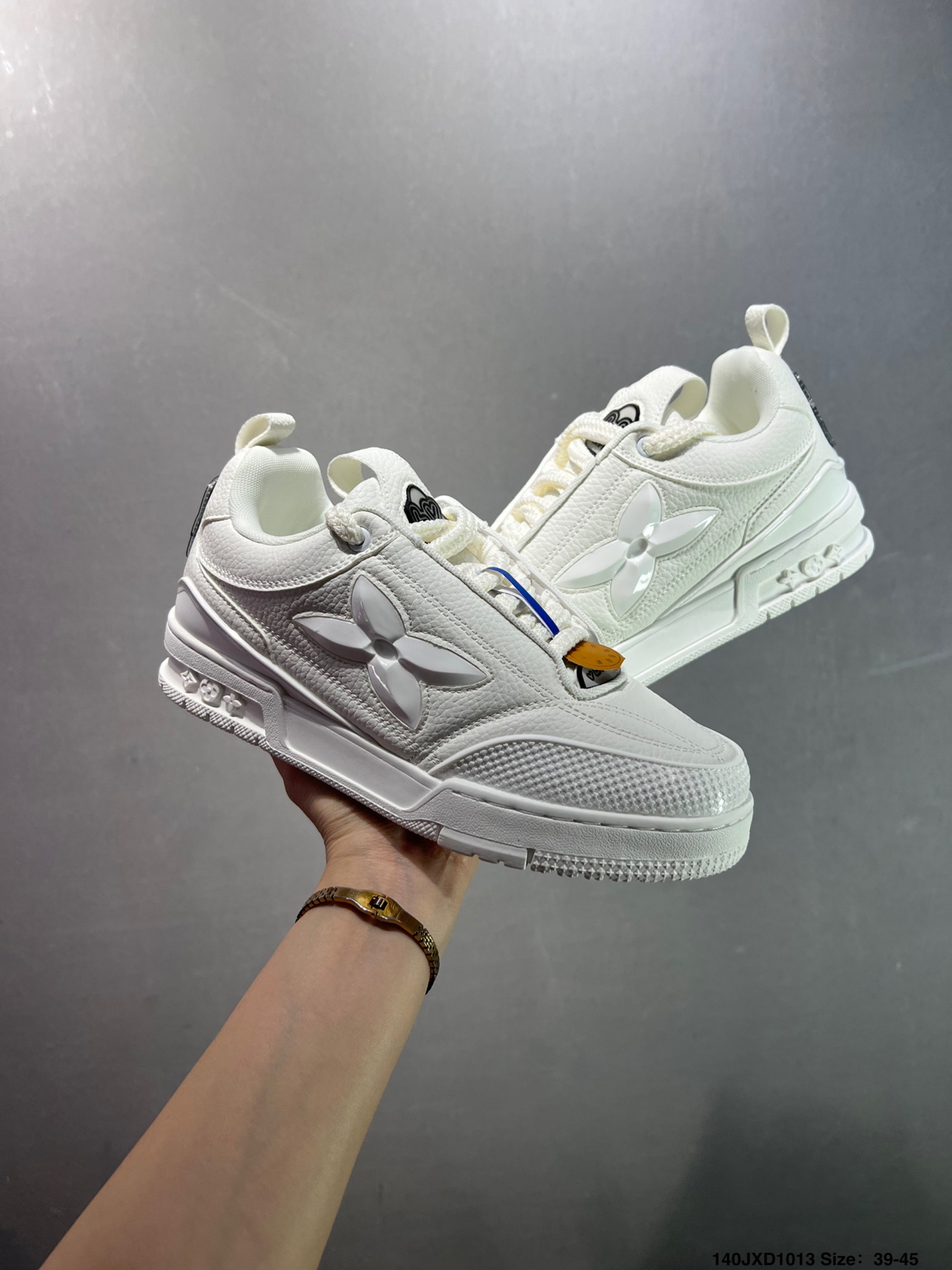 🈴️💰140
✅路易威登/Louis Vuitton  LV路易威登板鞋      
 
新款 LV Trainer最新配色运动鞋  L家 篮球鞋风格运动鞋   该鞋由艺术总监 VIRGIL ABLOH设计 垫脚聚米微料加透气英伦网布  细节原版一致 Size:36-45 如图 ID:140JXD1013