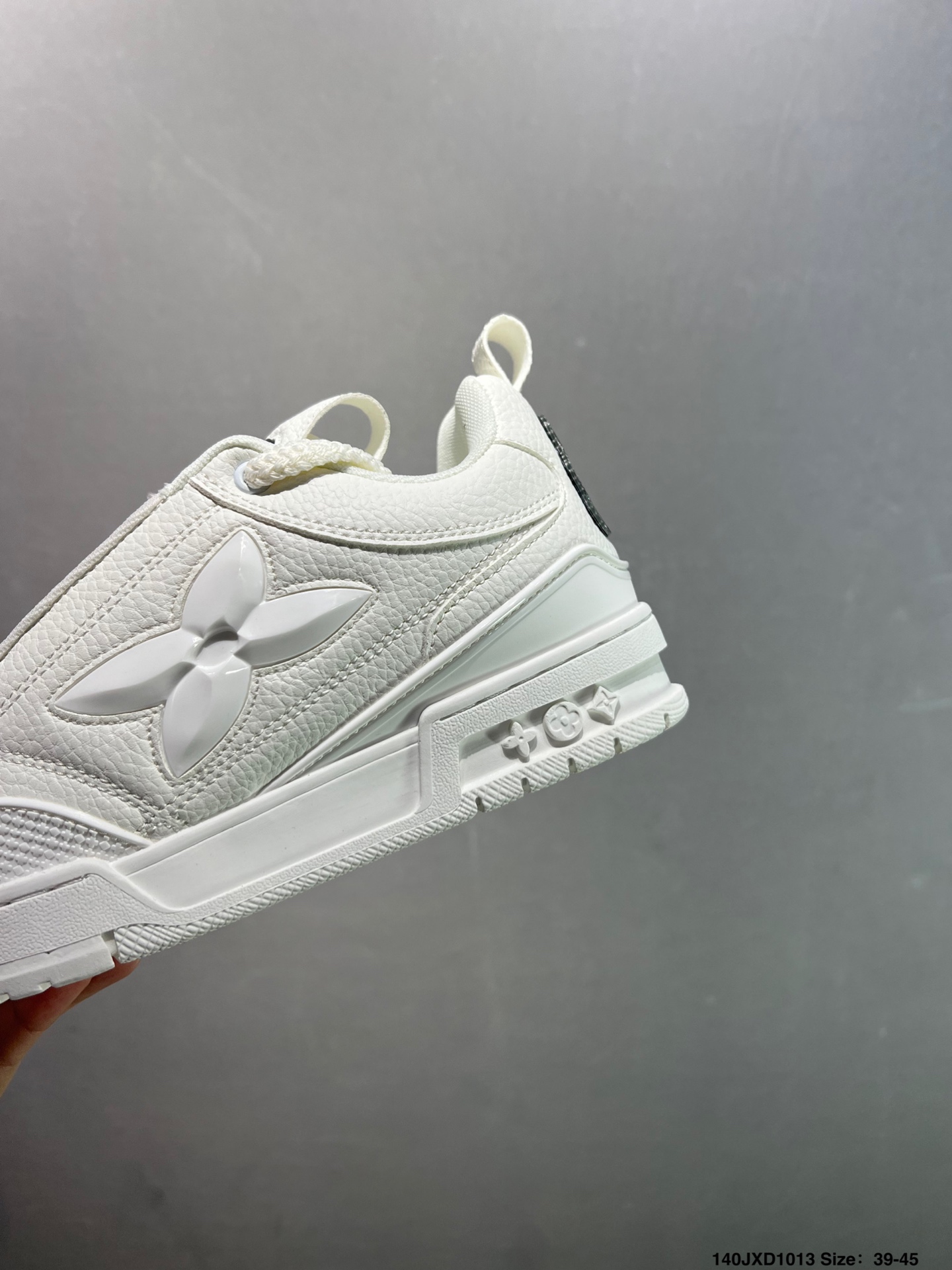 🈴️💰140
✅路易威登/Louis Vuitton  LV路易威登板鞋      
 
新款 LV Trainer最新配色运动鞋  L家 篮球鞋风格运动鞋   该鞋由艺术总监 VIRGIL ABLOH设计 垫脚聚米微料加透气英伦网布  细节原版一致 Size:36-45 如图 ID:140JXD1013