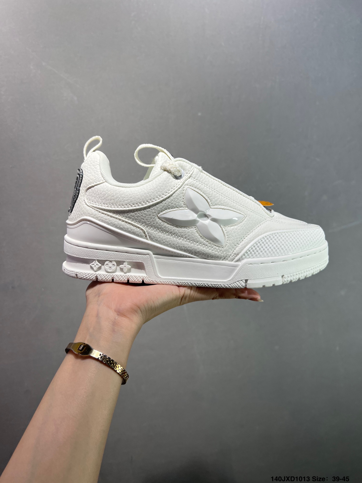 💰140
✅路易威登/Louis Vuitton  LV路易威登板鞋      
 
新款 LV Trainer最新配色运动鞋  L家 篮球鞋风格运动鞋   该鞋由艺术总监 VIRGIL ABLOH设计 垫脚聚米微料加透气英伦网布  细节原版一致 Size:36-45 如图 ID:140JXD1013