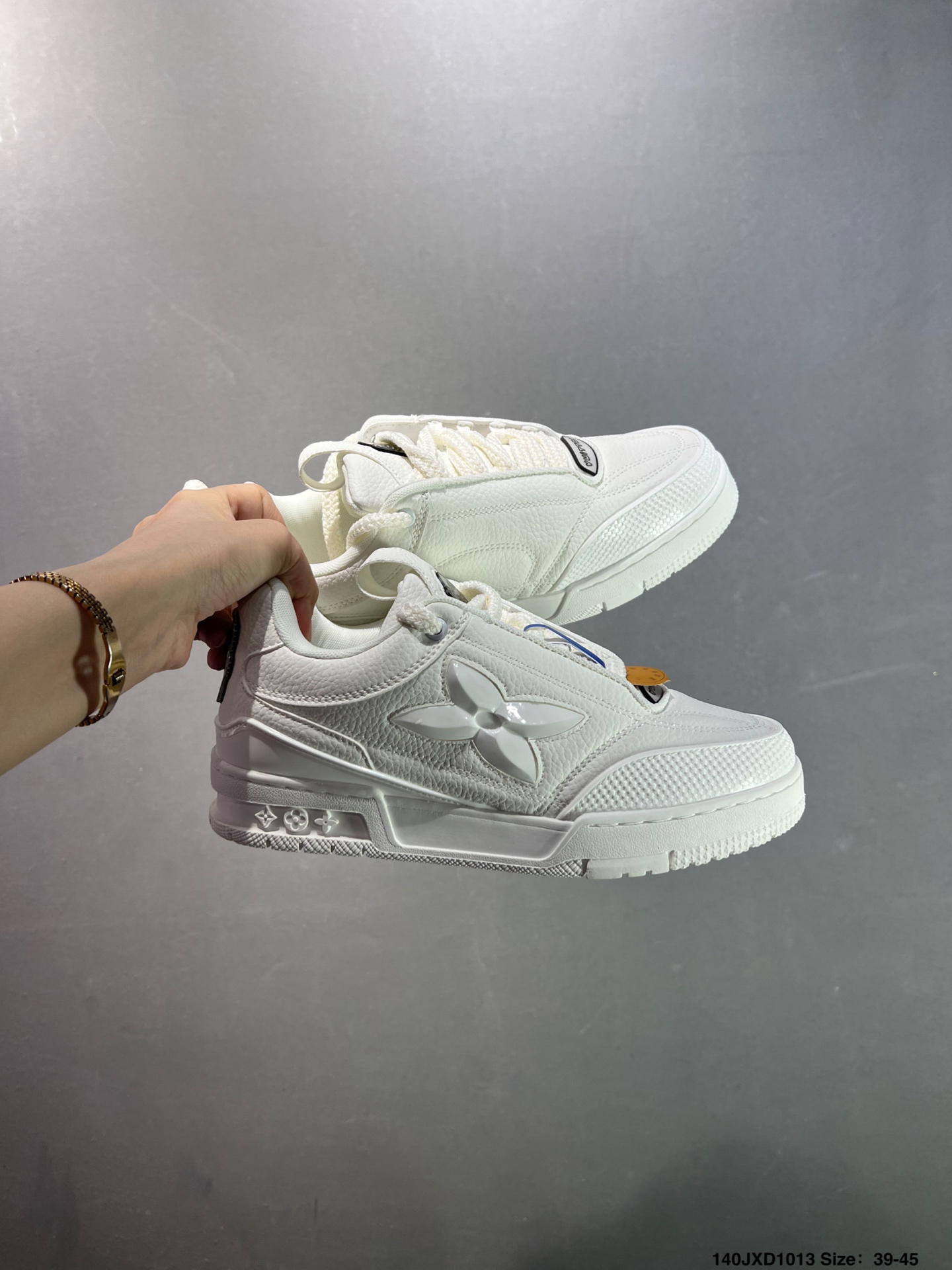 🈴️💰140
✅路易威登/Louis Vuitton  LV路易威登板鞋      
 
新款 LV Trainer最新配色运动鞋  L家 篮球鞋风格运动鞋   该鞋由艺术总监 VIRGIL ABLOH设计 垫脚聚米微料加透气英伦网布  细节原版一致 Size:36-45 如图 ID:140JXD1013