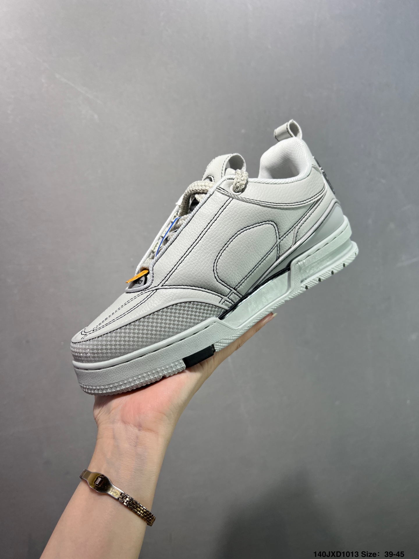 💰140
✅路易威登/Louis Vuitton  LV路易威登板鞋      
 
新款 LV Trainer最新配色运动鞋  L家 篮球鞋风格运动鞋   该鞋由艺术总监 VIRGIL ABLOH设计 垫脚聚米微料加透气英伦网布  细节原版一致 Size:36-45 如图 ID:140JXD1013