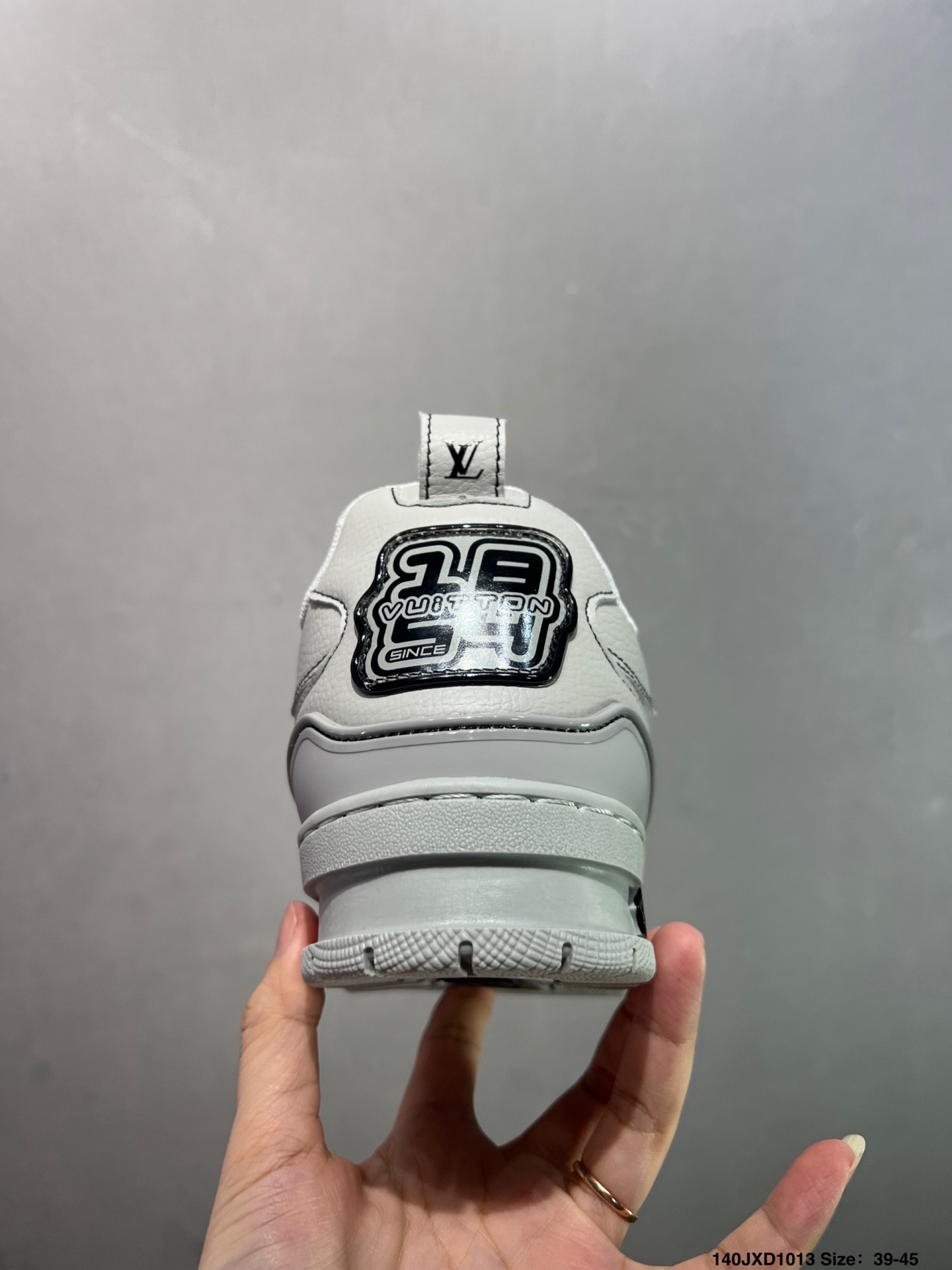 💰140
✅路易威登/Louis Vuitton  LV路易威登板鞋      
 
新款 LV Trainer最新配色运动鞋  L家 篮球鞋风格运动鞋   该鞋由艺术总监 VIRGIL ABLOH设计 垫脚聚米微料加透气英伦网布  细节原版一致 Size:36-45 如图 ID:140JXD1013