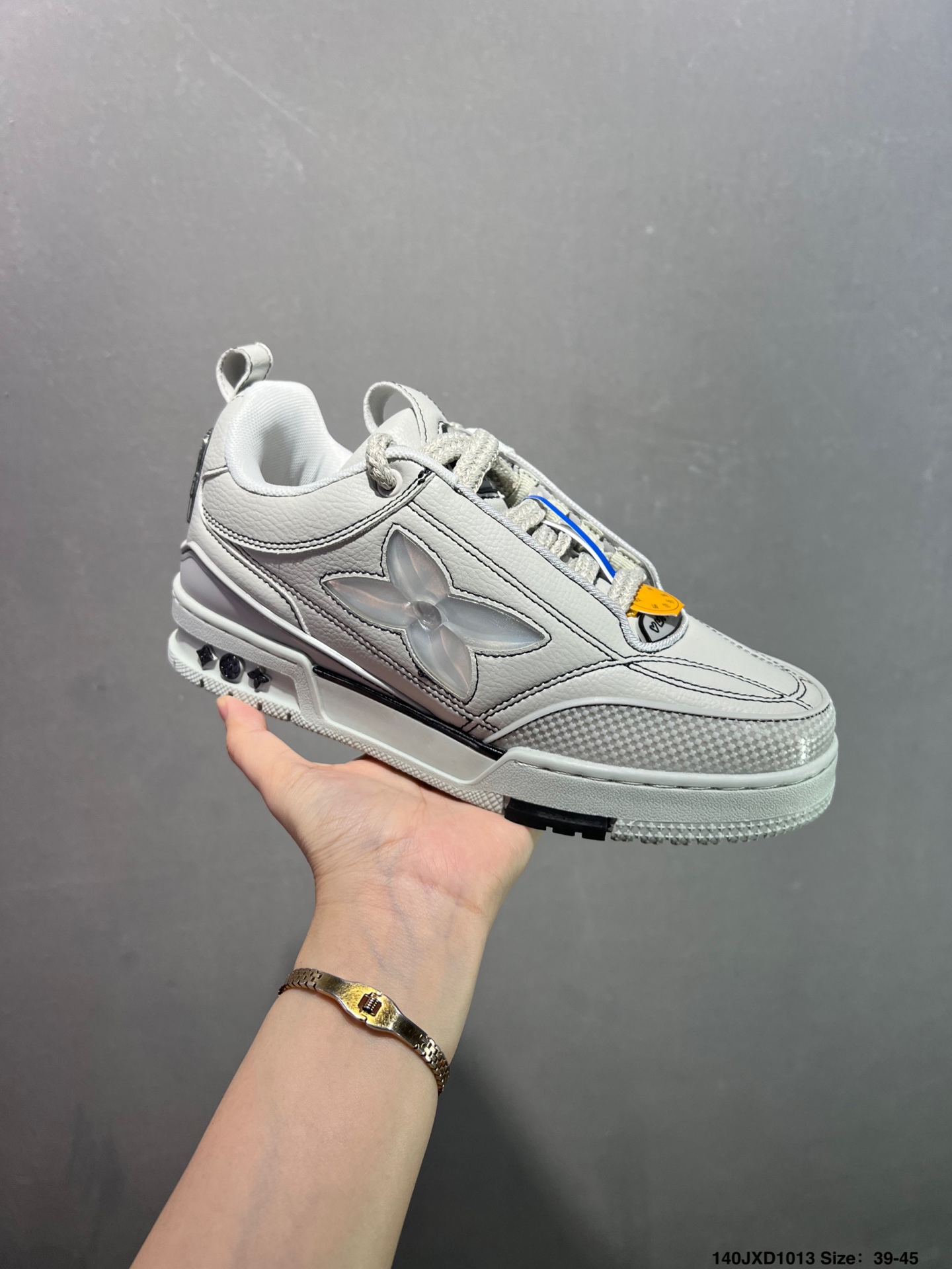 💰140
✅路易威登/Louis Vuitton  LV路易威登板鞋      
 
新款 LV Trainer最新配色运动鞋  L家 篮球鞋风格运动鞋   该鞋由艺术总监 VIRGIL ABLOH设计 垫脚聚米微料加透气英伦网布  细节原版一致 Size:36-45 如图 ID:140JXD1013