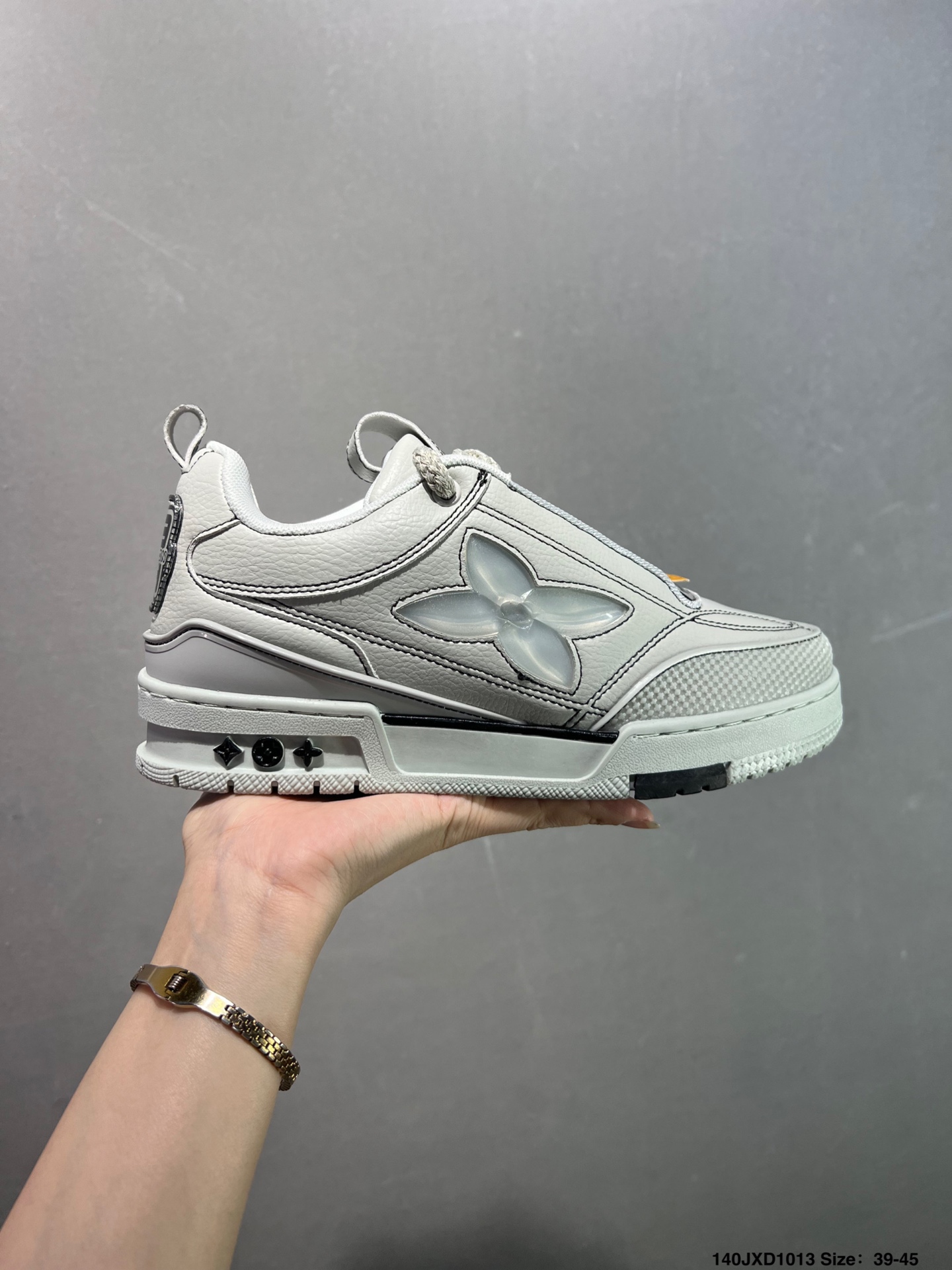💰140
✅路易威登/Louis Vuitton  LV路易威登板鞋      
 
新款 LV Trainer最新配色运动鞋  L家 篮球鞋风格运动鞋   该鞋由艺术总监 VIRGIL ABLOH设计 垫脚聚米微料加透气英伦网布  细节原版一致 Size:36-45 如图 ID:140JXD1013