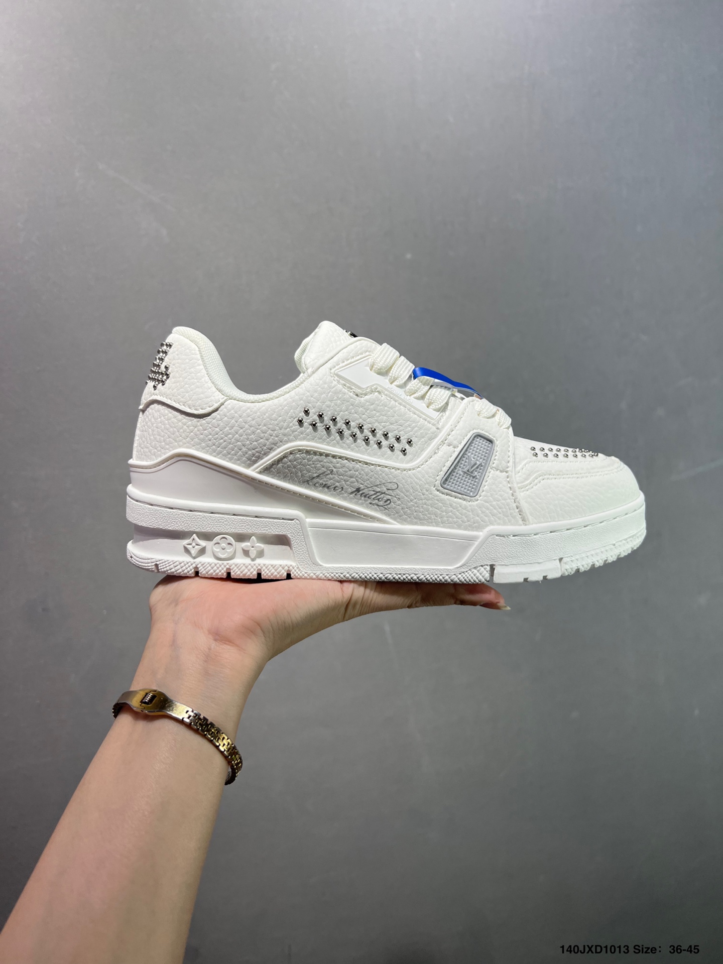 💰140
✅路易威登/Louis Vuitton  LV路易威登板鞋      
 
新款 LV Trainer最新配色运动鞋  L家 篮球鞋风格运动鞋   该鞋由艺术总监 VIRGIL ABLOH设计 垫脚聚米微料加透气英伦网布  细节原版一致 Size:36-45 如图 ID:140JXD1013