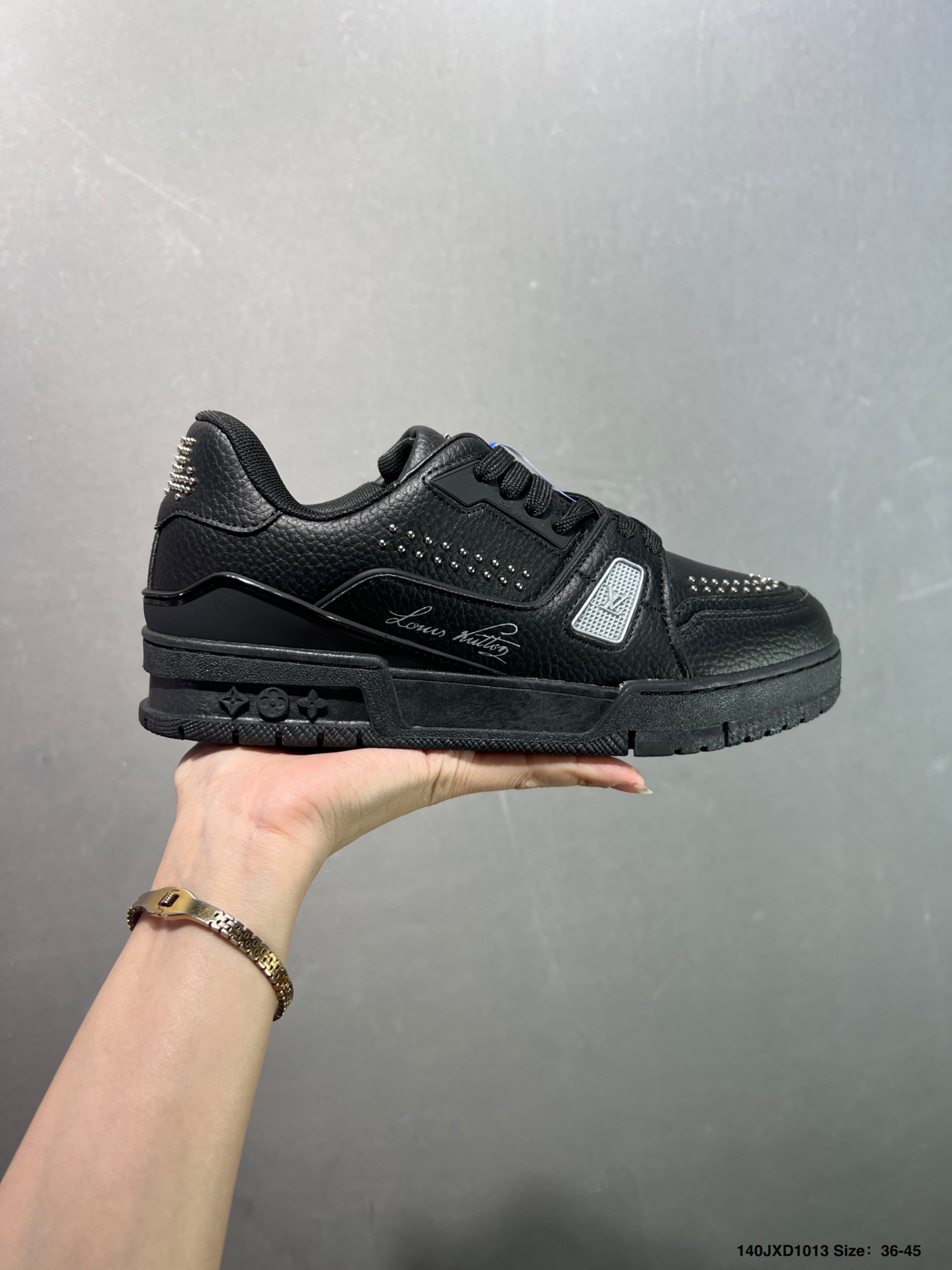 💰140
✅路易威登/Louis Vuitton  LV路易威登板鞋      
 
新款 LV Trainer最新配色运动鞋  L家 篮球鞋风格运动鞋   该鞋由艺术总监 VIRGIL ABLOH设计 垫脚聚米微料加透气英伦网布  细节原版一致 Size:36-45 如图 ID:140JXD1013