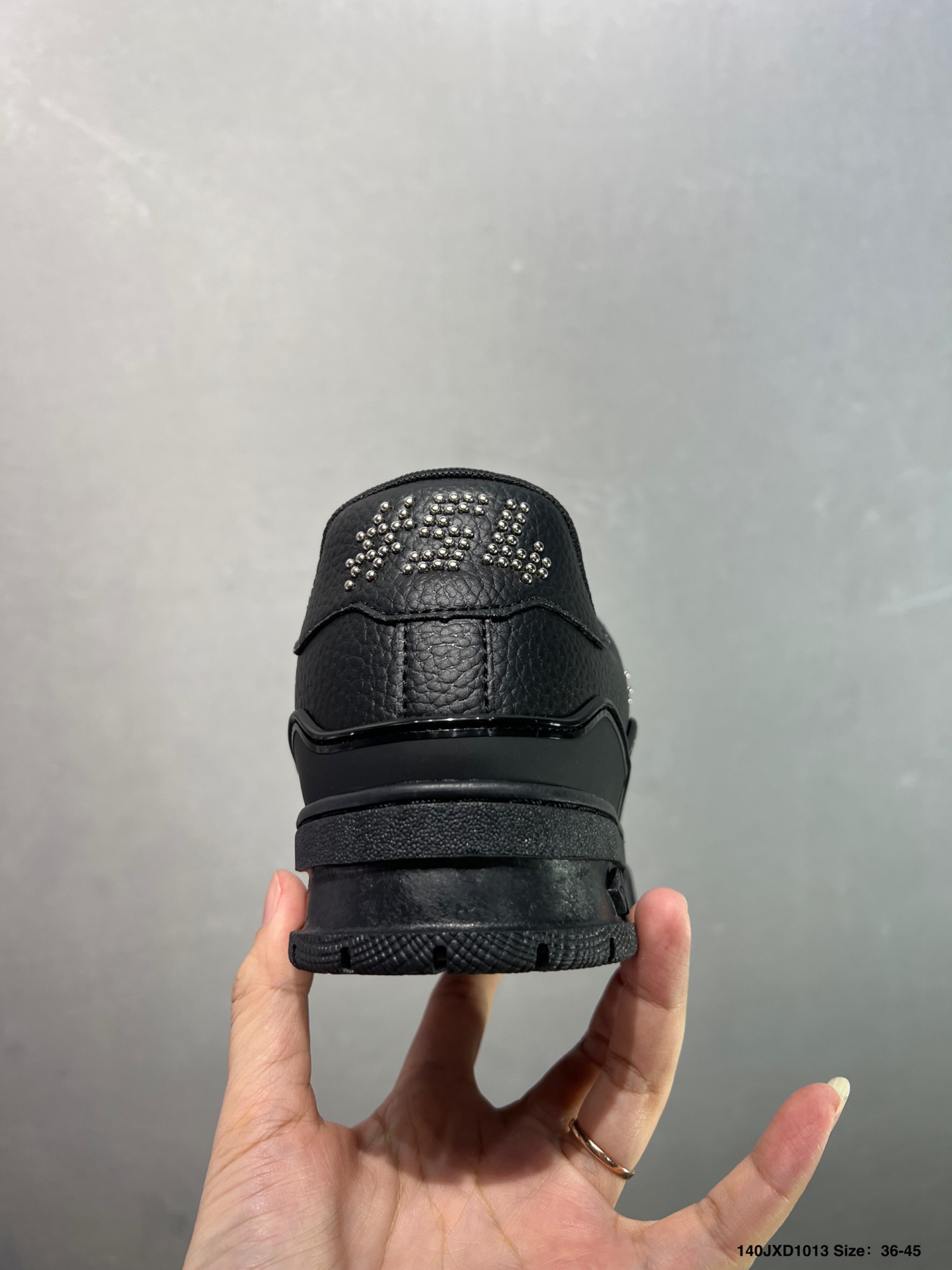 💰140
✅路易威登/Louis Vuitton  LV路易威登板鞋      
 
新款 LV Trainer最新配色运动鞋  L家 篮球鞋风格运动鞋   该鞋由艺术总监 VIRGIL ABLOH设计 垫脚聚米微料加透气英伦网布  细节原版一致 Size:36-45 如图 ID:140JXD1013