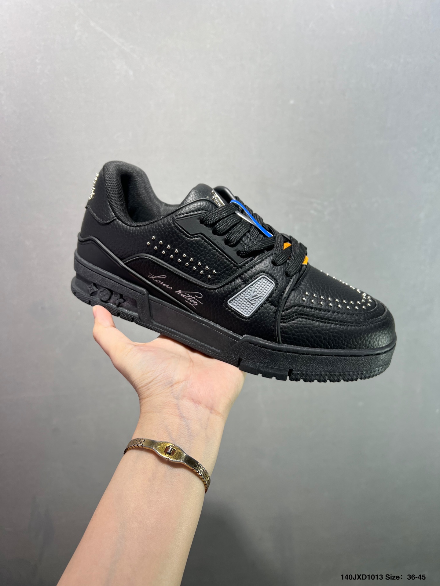 🈴️💰140
✅路易威登/Louis Vuitton  LV路易威登板鞋      
 
新款 LV Trainer最新配色运动鞋  L家 篮球鞋风格运动鞋   该鞋由艺术总监 VIRGIL ABLOH设计 垫脚聚米微料加透气英伦网布  细节原版一致 Size:36-45 如图 ID:140JXD1013