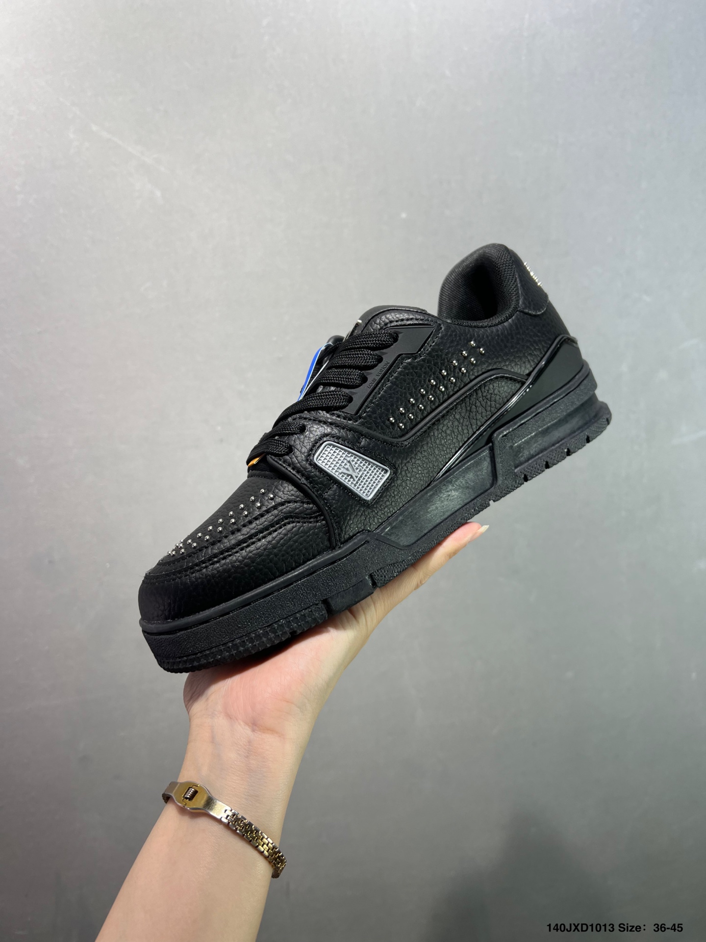 💰140
✅路易威登/Louis Vuitton  LV路易威登板鞋      
 
新款 LV Trainer最新配色运动鞋  L家 篮球鞋风格运动鞋   该鞋由艺术总监 VIRGIL ABLOH设计 垫脚聚米微料加透气英伦网布  细节原版一致 Size:36-45 如图 ID:140JXD1013