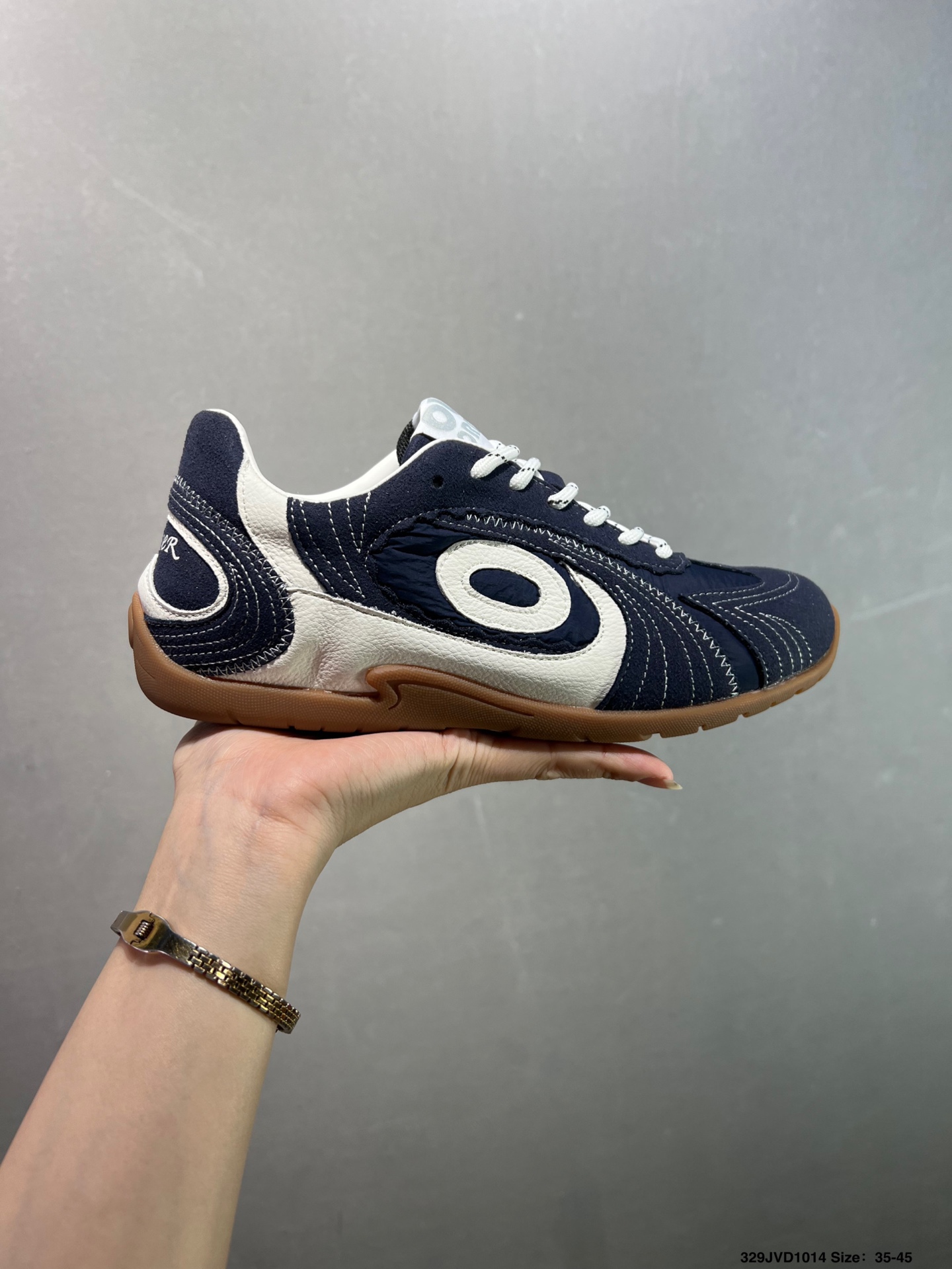 💰170
公司级✅OLD ORDER Turbo-Lite芭蕾复古德训鞋
Hello Kitty联名大红配色超独特百搭
鞋子上脚效果很帅好看
码数很正不偏码 
鞋身透气舒适不臭脚 
鞋底防滑耐磨 
鞋带自带Hello Kitty玫瑰金配件
鞋底好软，脚感特别舒服
逛街穿一天都不累脚的
官方货号：O2320814
尺码：35-40
ID：329JVD1014