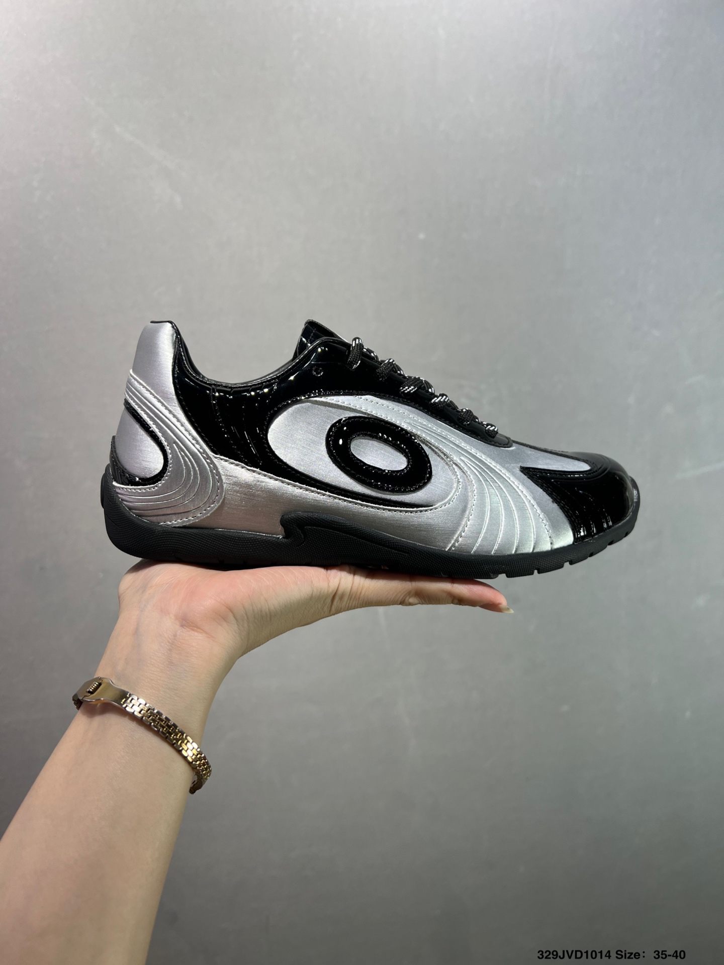 💰170
公司级✅OLD ORDER Turbo-Lite芭蕾复古德训鞋
Hello Kitty联名大红配色超独特百搭
鞋子上脚效果很帅好看
码数很正不偏码 
鞋身透气舒适不臭脚 
鞋底防滑耐磨 
鞋带自带Hello Kitty玫瑰金配件
鞋底好软，脚感特别舒服
逛街穿一天都不累脚的
官方货号：O2320814
尺码：35-40
ID：329JVD1014