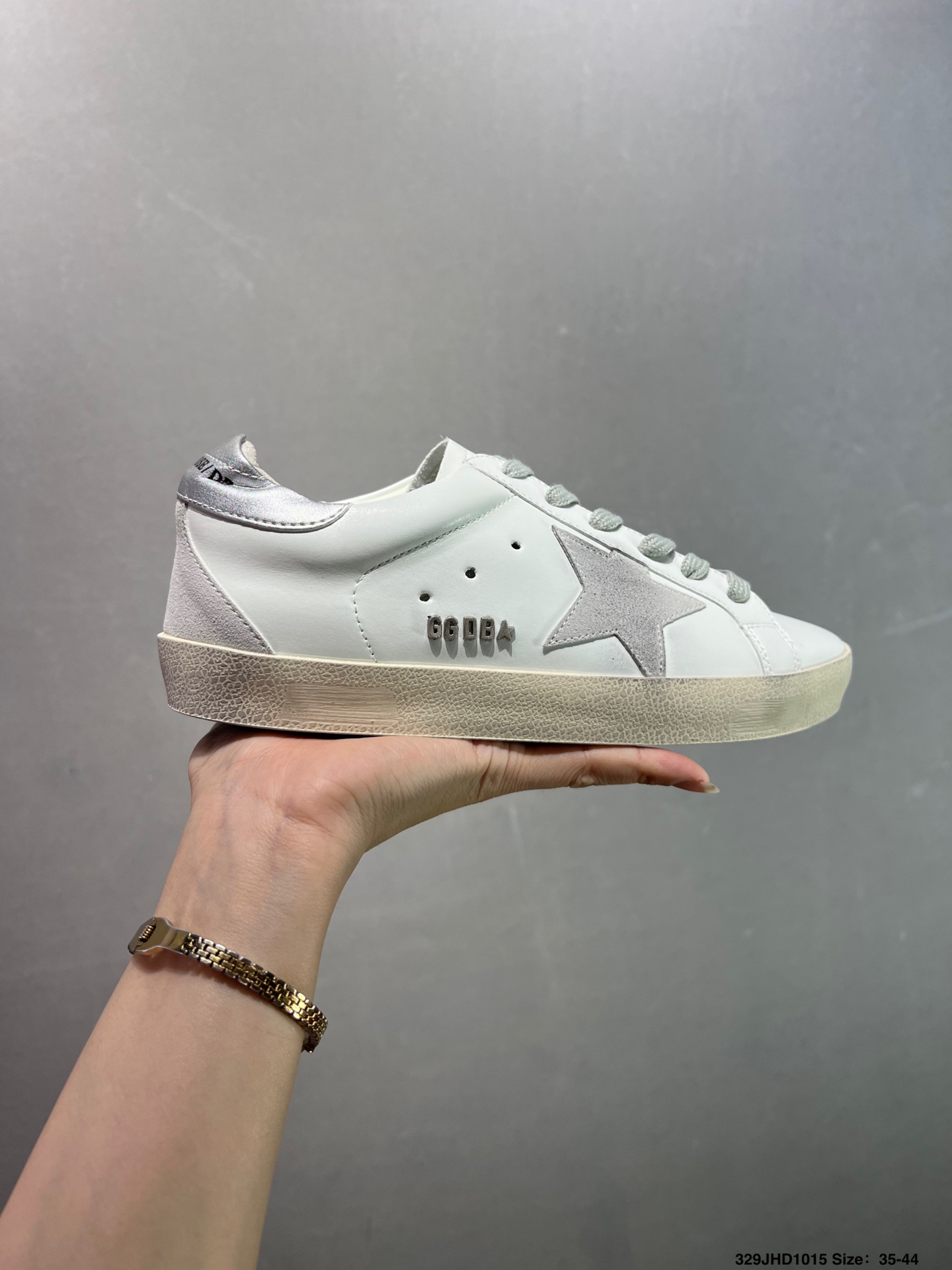 💰130 ✅GGDB Golden Goose Super Star 小脏鞋运动鞋休闲擦脏系列 火爆全网各路明星纷纷上脚,头层牛皮小脏鞋,顶级品质 全部细节官网同步 完美精细做工,全手工打磨做旧,自带3厘米内增高,巴黎时装周出镜率最高的小脏鞋。2020Golden Goose 官网同步上新,舒服不磨脚! 尺码:35 36 37 38 39 40 41 42 43 44 45 ID:329JHD1015