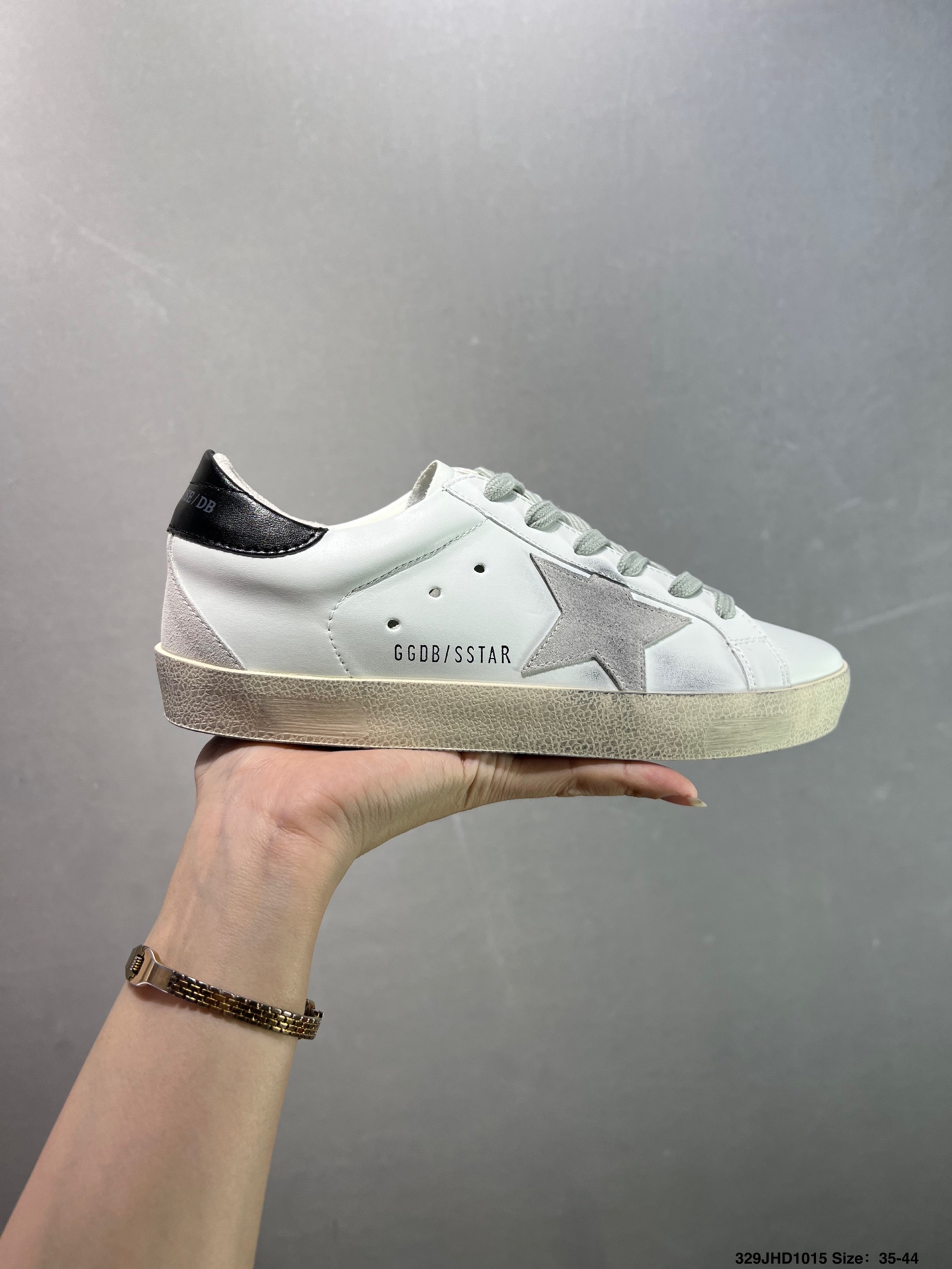 💰130 ✅GGDB Golden Goose Super Star 小脏鞋运动鞋休闲擦脏系列 火爆全网各路明星纷纷上脚,头层牛皮小脏鞋,顶级品质 全部细节官网同步 完美精细做工,全手工打磨做旧,自带3厘米内增高,巴黎时装周出镜率最高的小脏鞋。2020Golden Goose 官网同步上新,舒服不磨脚! 尺码:35 36 37 38 39 40 41 42 43 44 45 ID:329JHD1015