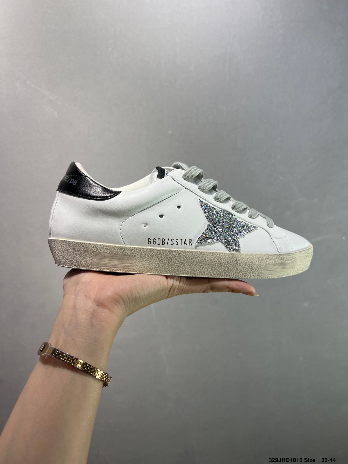 💰130 ✅GGDB Golden Goose Super Star 小脏鞋运动鞋休闲擦脏系列 火爆全网各路明星纷纷上脚，头层牛皮小脏鞋，顶级品质 全部细节官网同步 完美精细做工，全手工打磨做旧，自带3厘米内增高，巴黎时装周出镜率最高的小脏鞋。2020Golden Goose 官网同步上新，舒服不磨脚！ 尺码：35 36 37 38 39 40 41 42 43 44 45 ID：329JHD1015