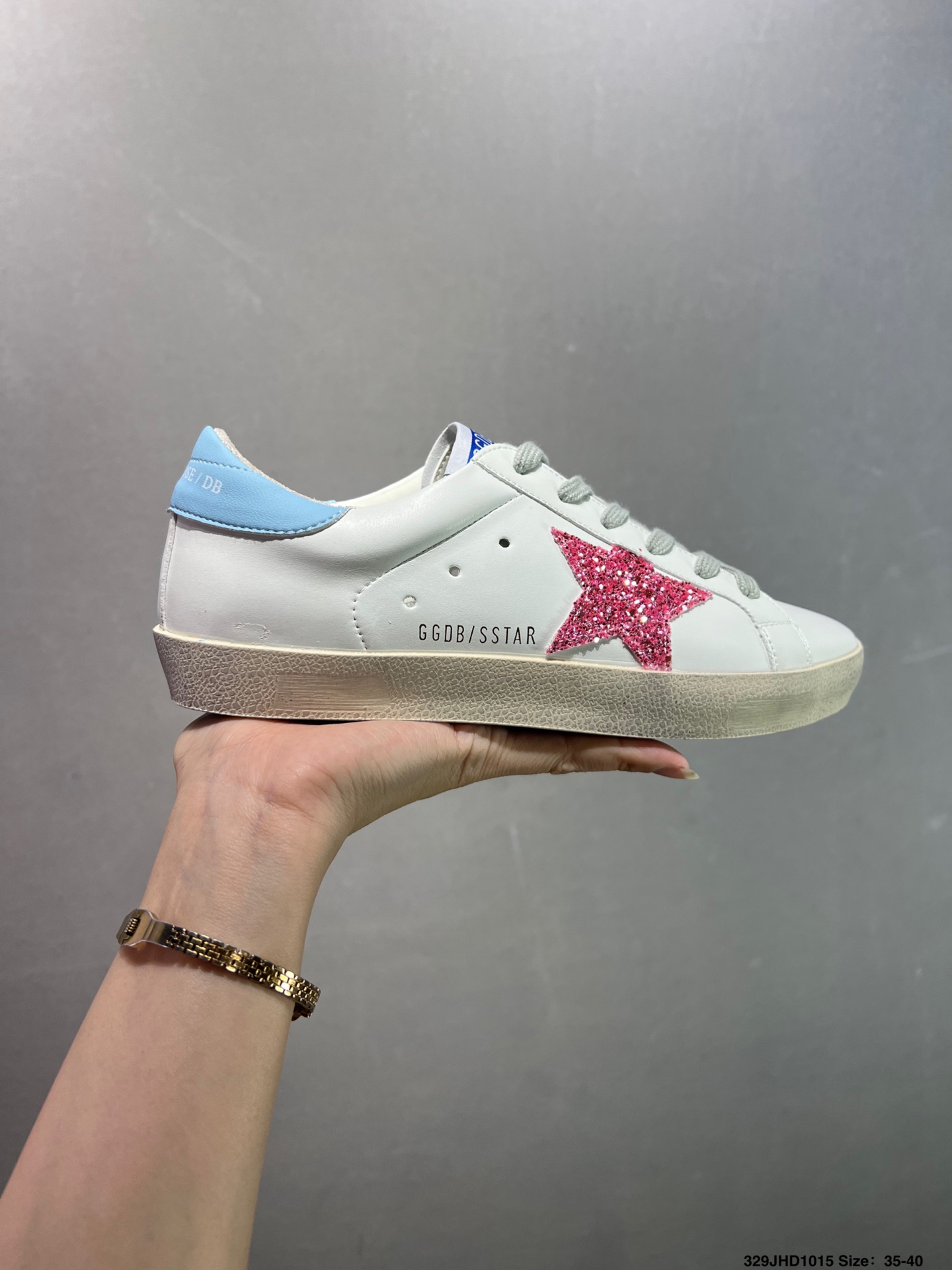 💰130 ✅GGDB Golden Goose Super Star 小脏鞋运动鞋休闲擦脏系列 火爆全网各路明星纷纷上脚,头层牛皮小脏鞋,顶级品质 全部细节官网同步 完美精细做工,全手工打磨做旧,自带3厘米内增高,巴黎时装周出镜率最高的小脏鞋。2020Golden Goose 官网同步上新,舒服不磨脚! 尺码:35 36 37 38 39 40 41 42 43 44 45 ID:329JHD1015