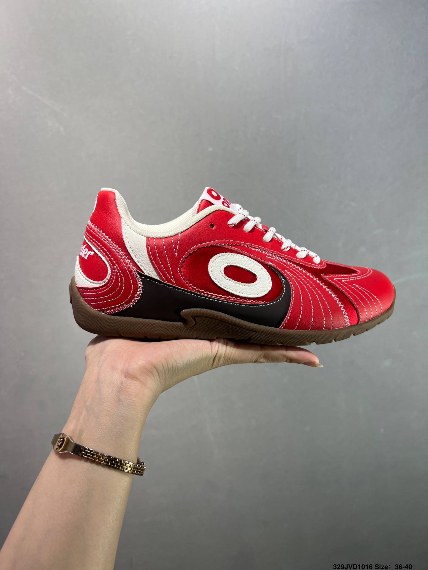 💰170
公司级✅OLD ORDER Turbo-Lite芭蕾复古德训鞋
Hello Kitty联名大红配色超独特百搭
鞋子上脚效果很帅好看
码数很正不偏码 
鞋身透气舒适不臭脚 
鞋底防滑耐磨 
鞋带自带Hello Kitty玫瑰金配件
鞋底好软，脚感特别舒服
逛街穿一天都不累脚的
官方货号：O2320814
尺码：35-40
ID：329JVD1016