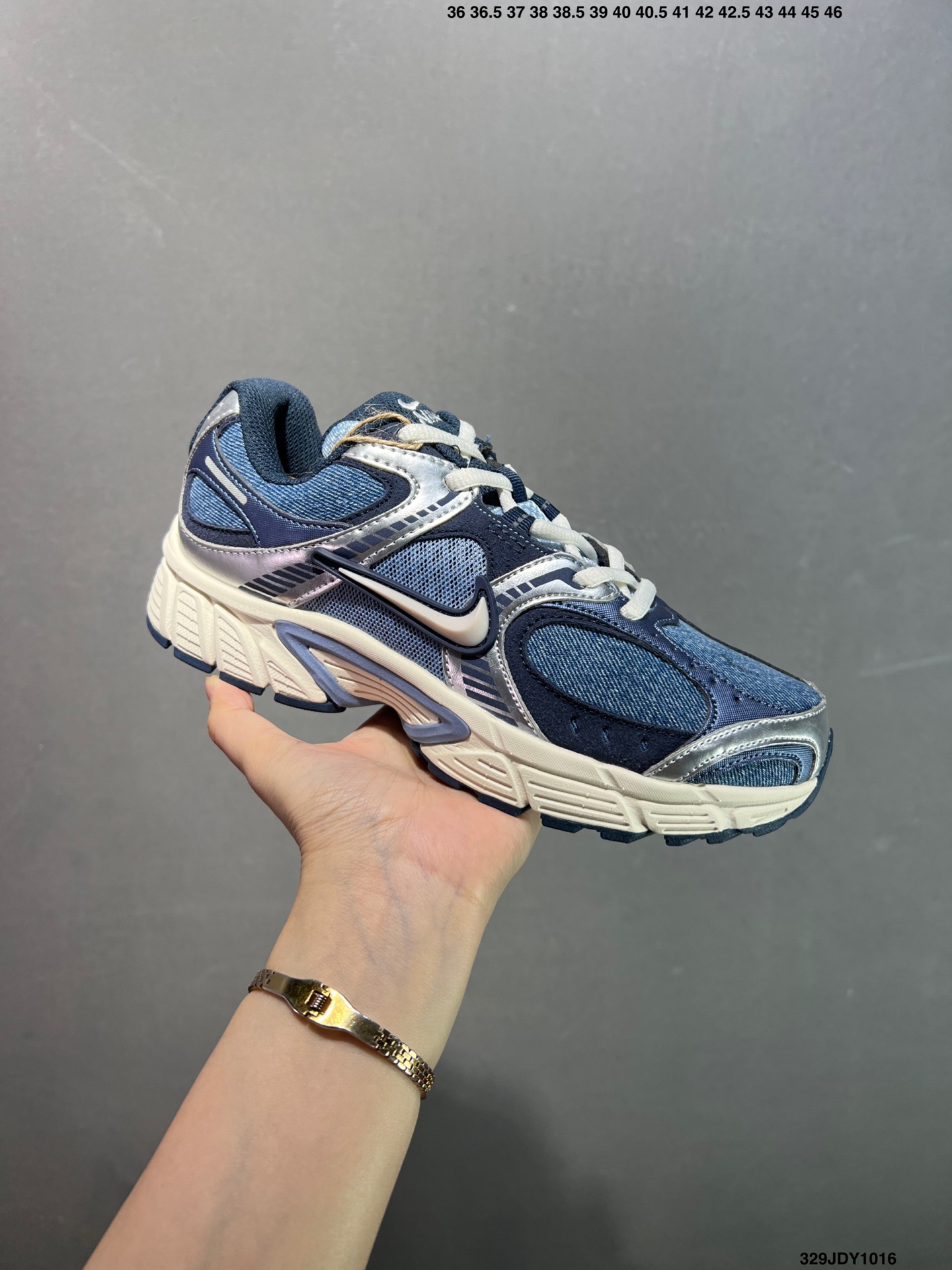 💰105 ✅NK V5 RNR 舒适百搭防滑耐磨低帮跑步鞋 舒适有型适合日常穿着 该鞋款延续千禧年经典设计搭载泡绵中底 厚实而轻盈匠心细节巧搭立体耐克勾标志焕新演绎复古跑鞋 鞋款从千禧年美学汲取灵感 混搭多种材质突显层次感立体感和传统跑步风范 Size：36 36.5 37.5 38 38.5 39 40 40.5 41 42 42.5 43 44 44.5 45 编码：329JDY1016