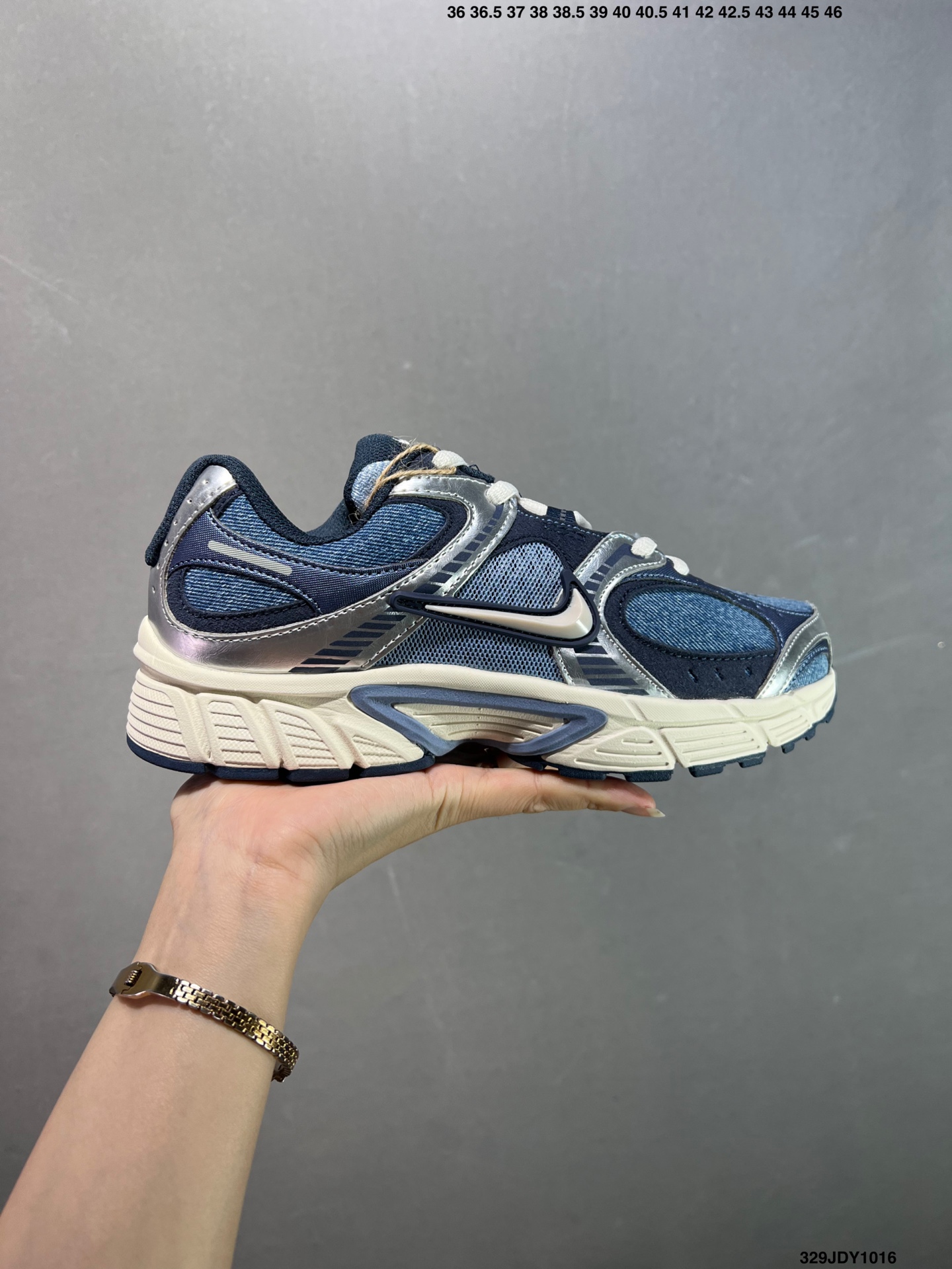 💰105 ✅NK V5 RNR 舒适百搭防滑耐磨低帮跑步鞋 舒适有型适合日常穿着 该鞋款延续千禧年经典设计搭载泡绵中底 厚实而轻盈匠心细节巧搭立体耐克勾标志焕新演绎复古跑鞋 鞋款从千禧年美学汲取灵感 混搭多种材质突显层次感立体感和传统跑步风范 Size：36 36.5 37.5 38 38.5 39 40 40.5 41 42 42.5 43 44 44.5 45 编码：329JDY1016