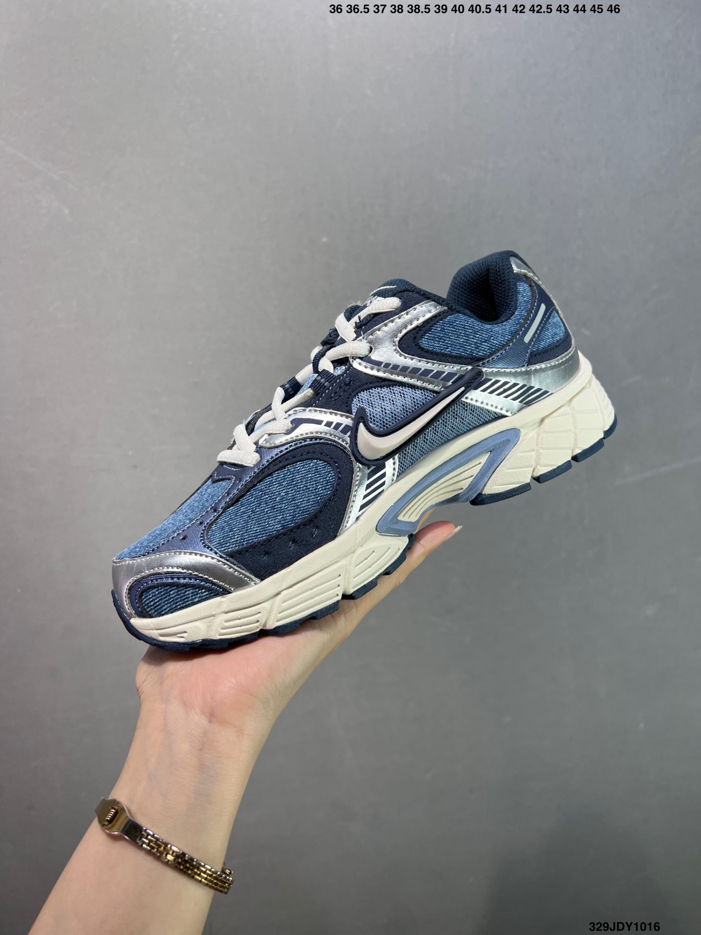 💰105 ✅NK V5 RNR 舒适百搭防滑耐磨低帮跑步鞋 舒适有型适合日常穿着 该鞋款延续千禧年经典设计搭载泡绵中底 厚实而轻盈匠心细节巧搭立体耐克勾标志焕新演绎复古跑鞋 鞋款从千禧年美学汲取灵感 混搭多种材质突显层次感立体感和传统跑步风范 Size：36 36.5 37.5 38 38.5 39 40 40.5 41 42 42.5 43 44 44.5 45 编码：329JDY1016